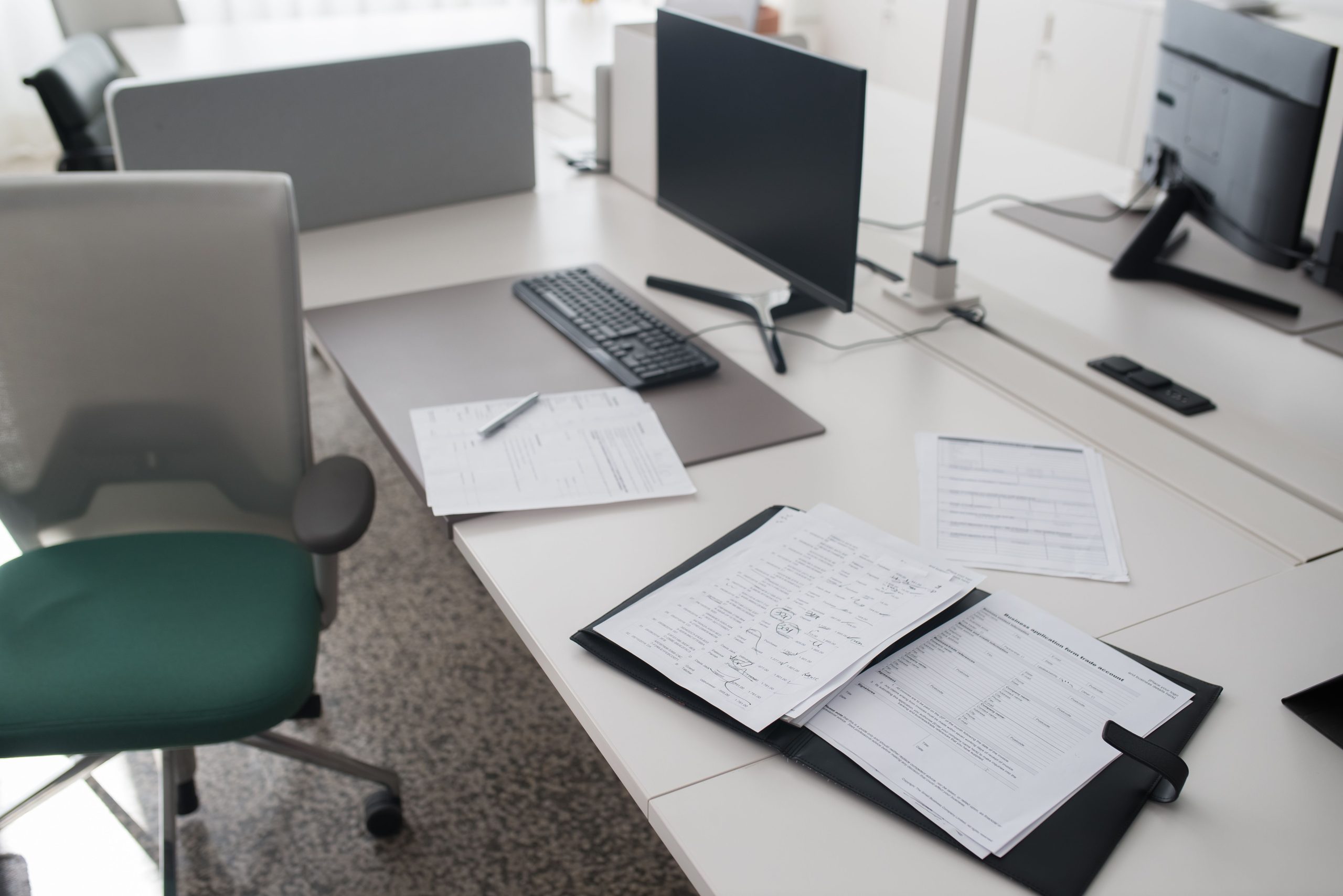 Bureau moderne avec documents et ordinateur