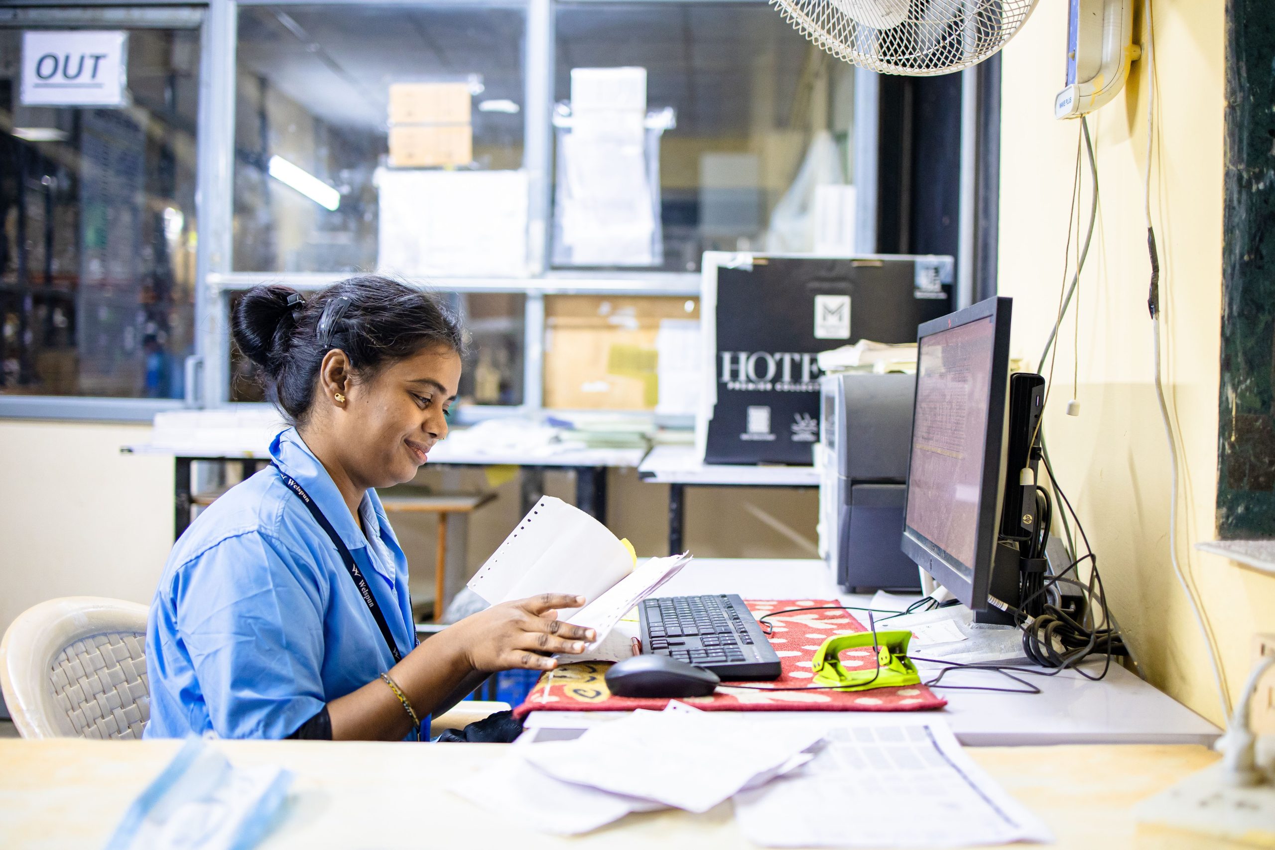 Femme consultant documents administratifs au bureau