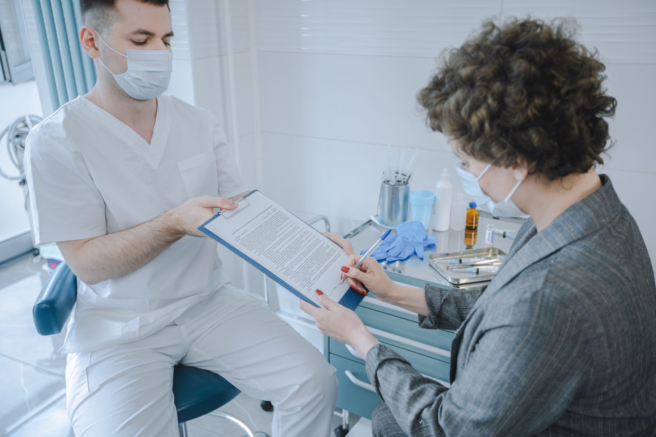 Patient et docteur examinant documents clinique