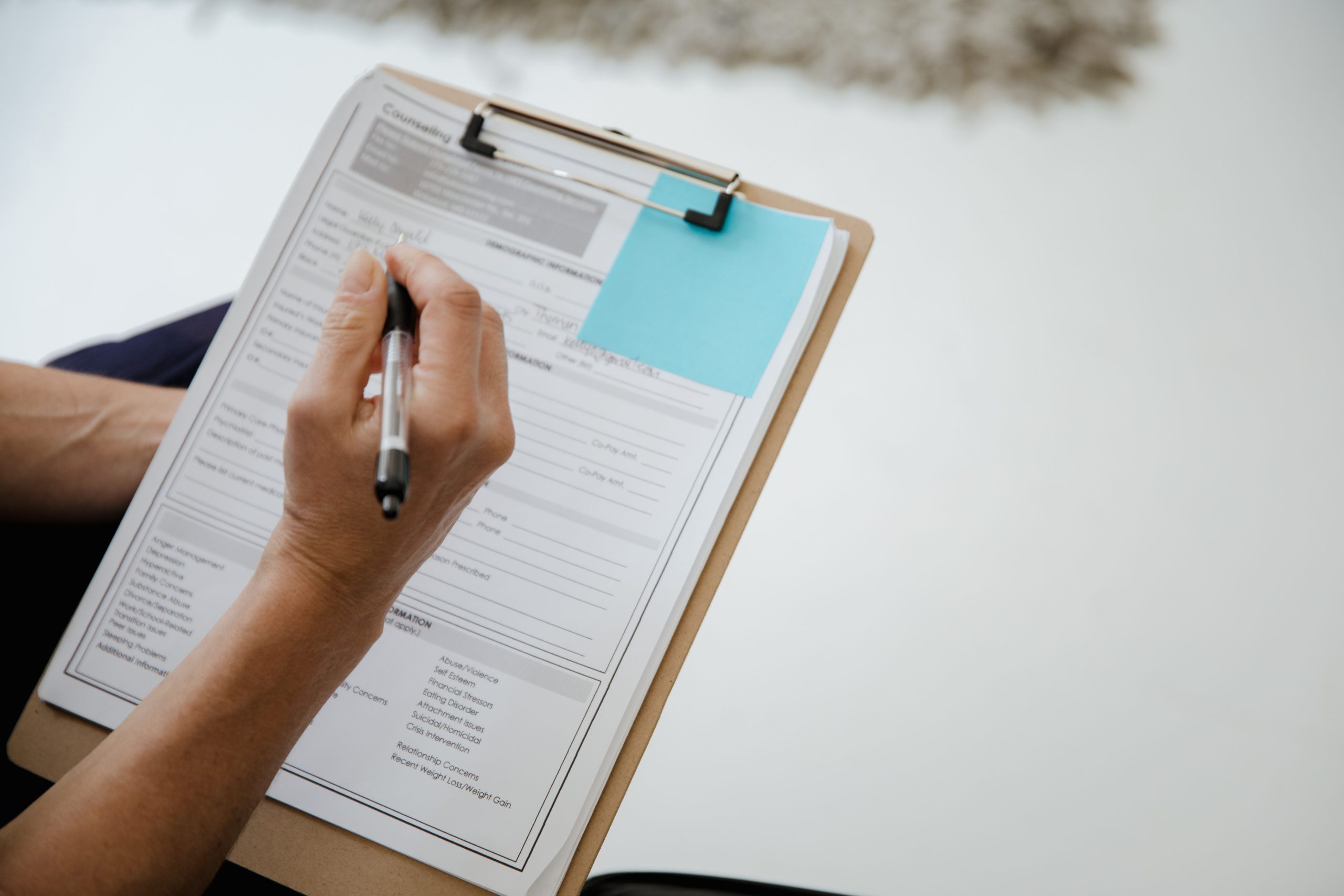 Personne ecrit document formulaire administratif