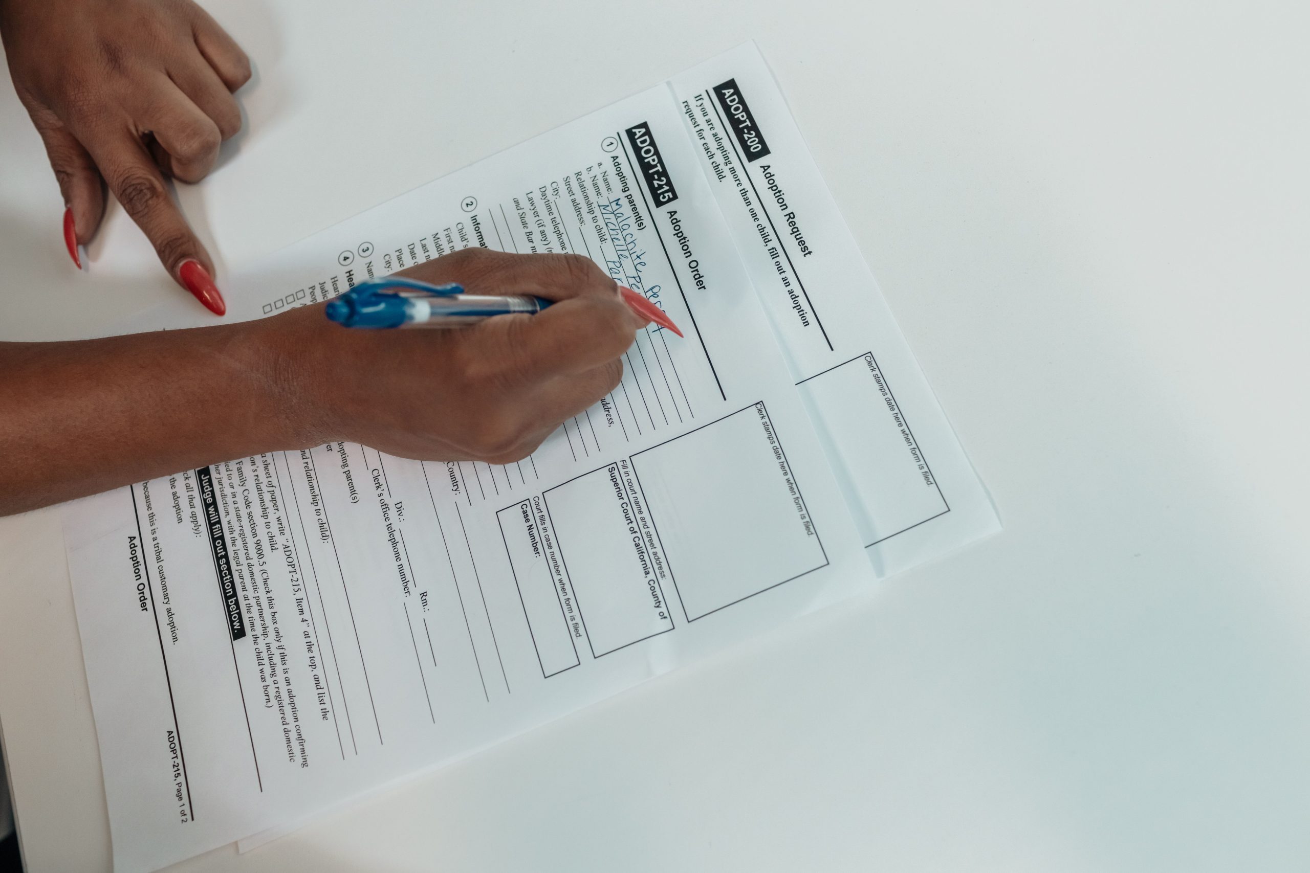 Main complétant un formulaire de logement social