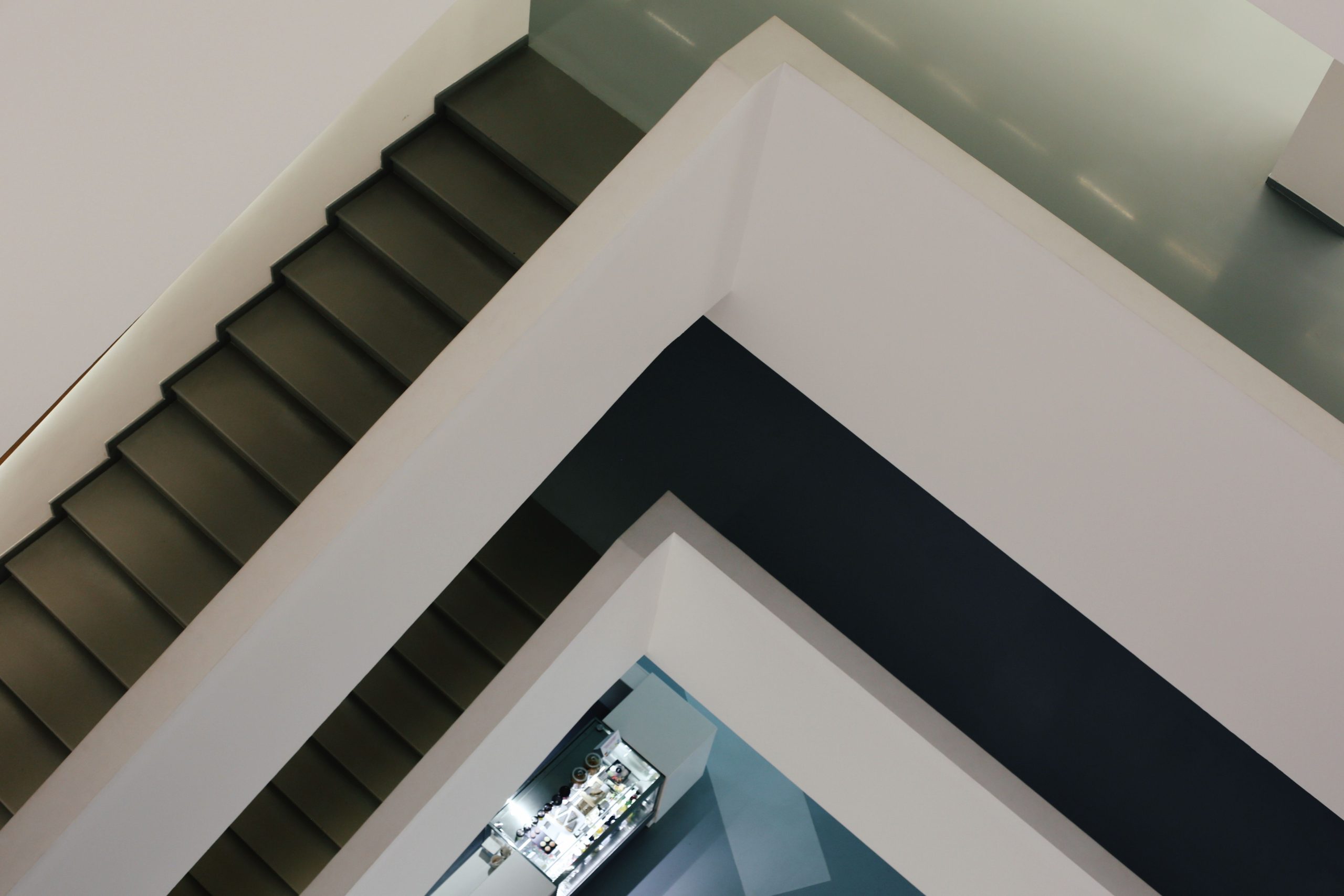 Escalier minimaliste noir blanc contraste