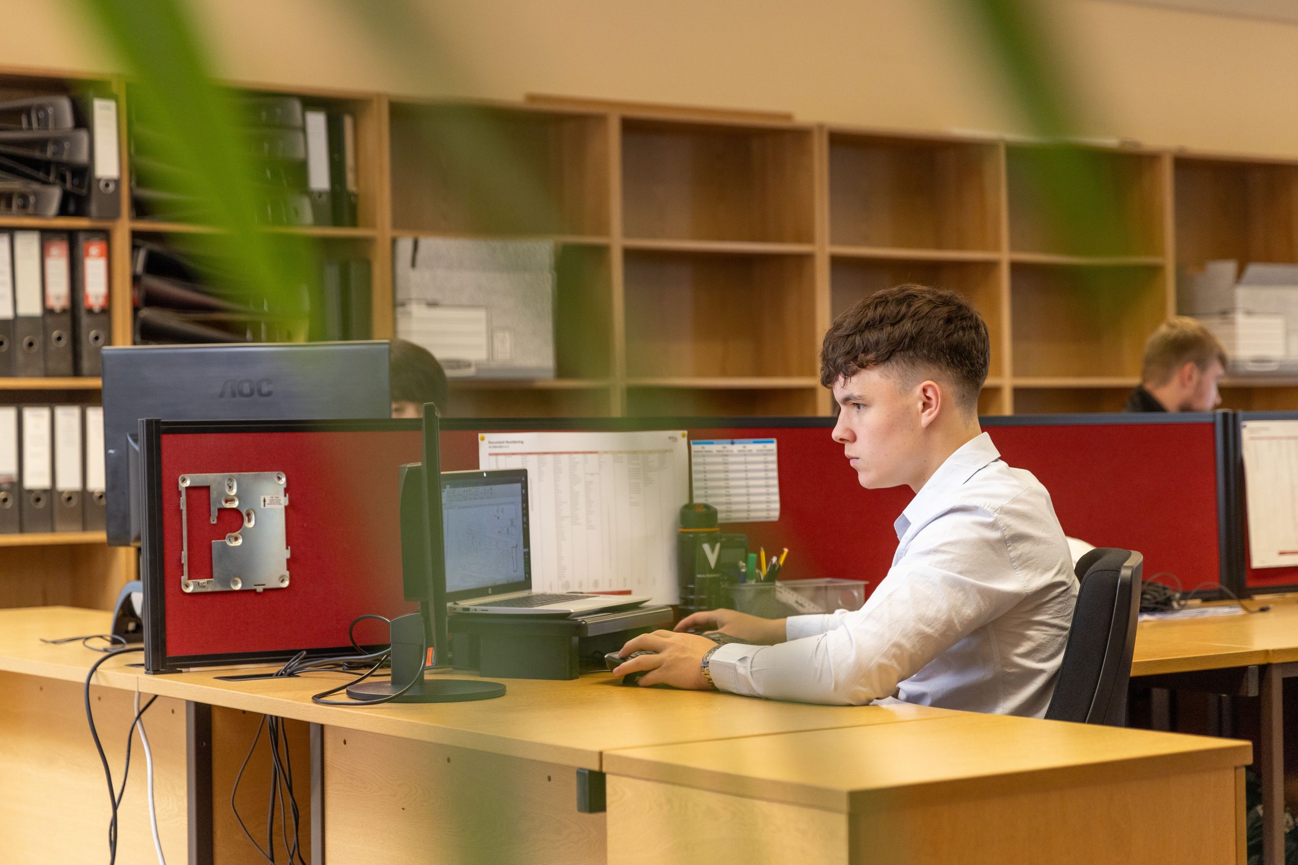 Homme concentré tapant sur son clavier informatique