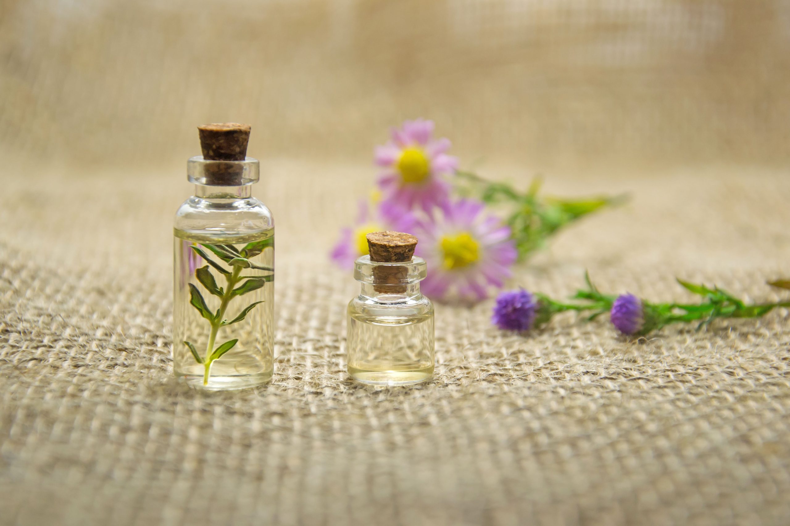 Bouteilles huiles essentielles et fleurs naturelles