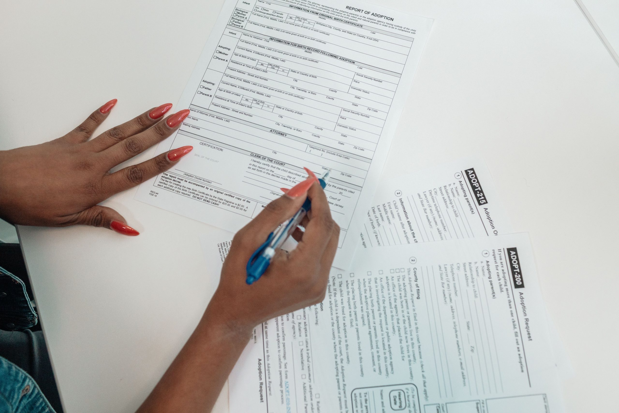 Formulaire administratif rempli au bureau
