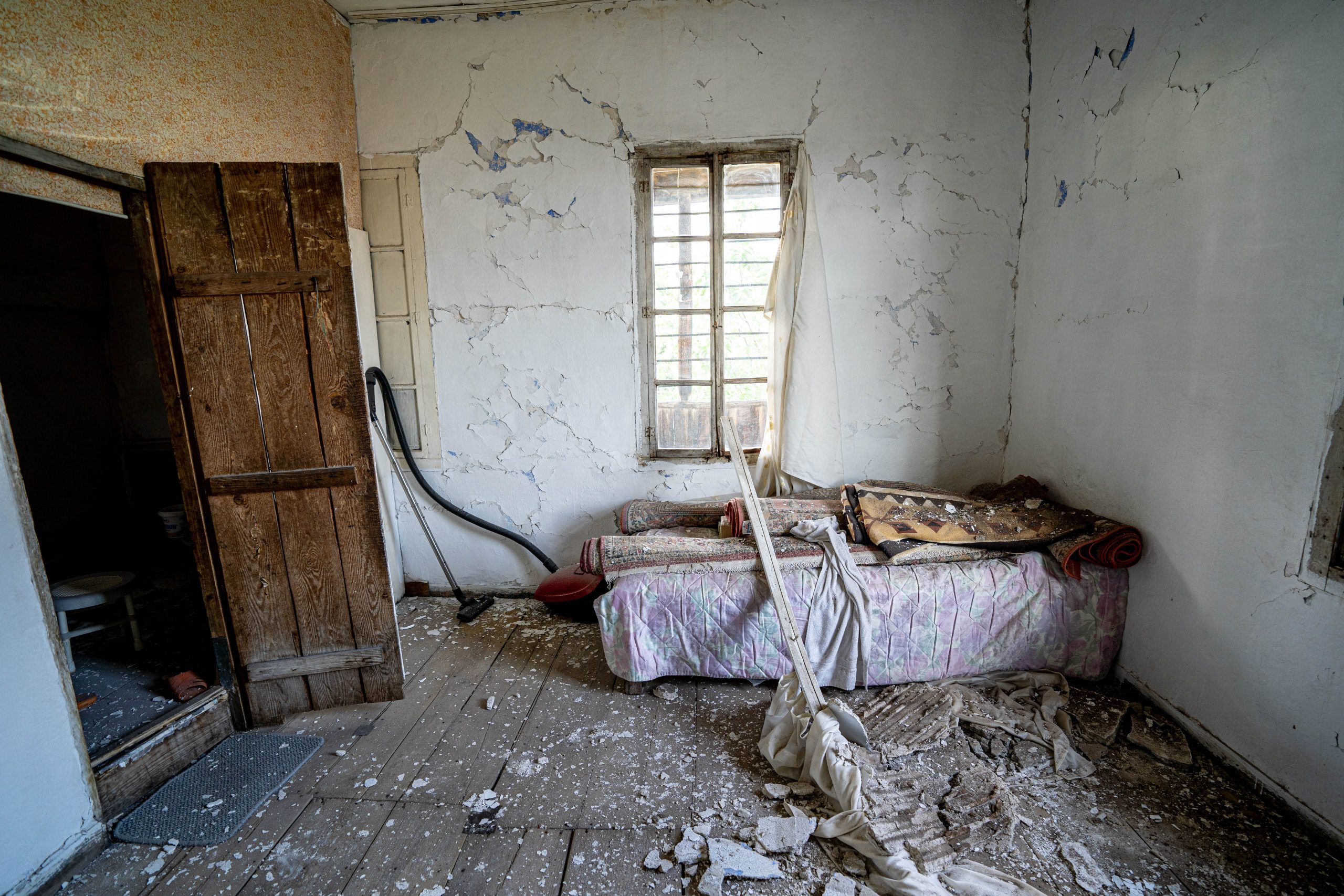 Chambre abandonnee avec lit use et debris