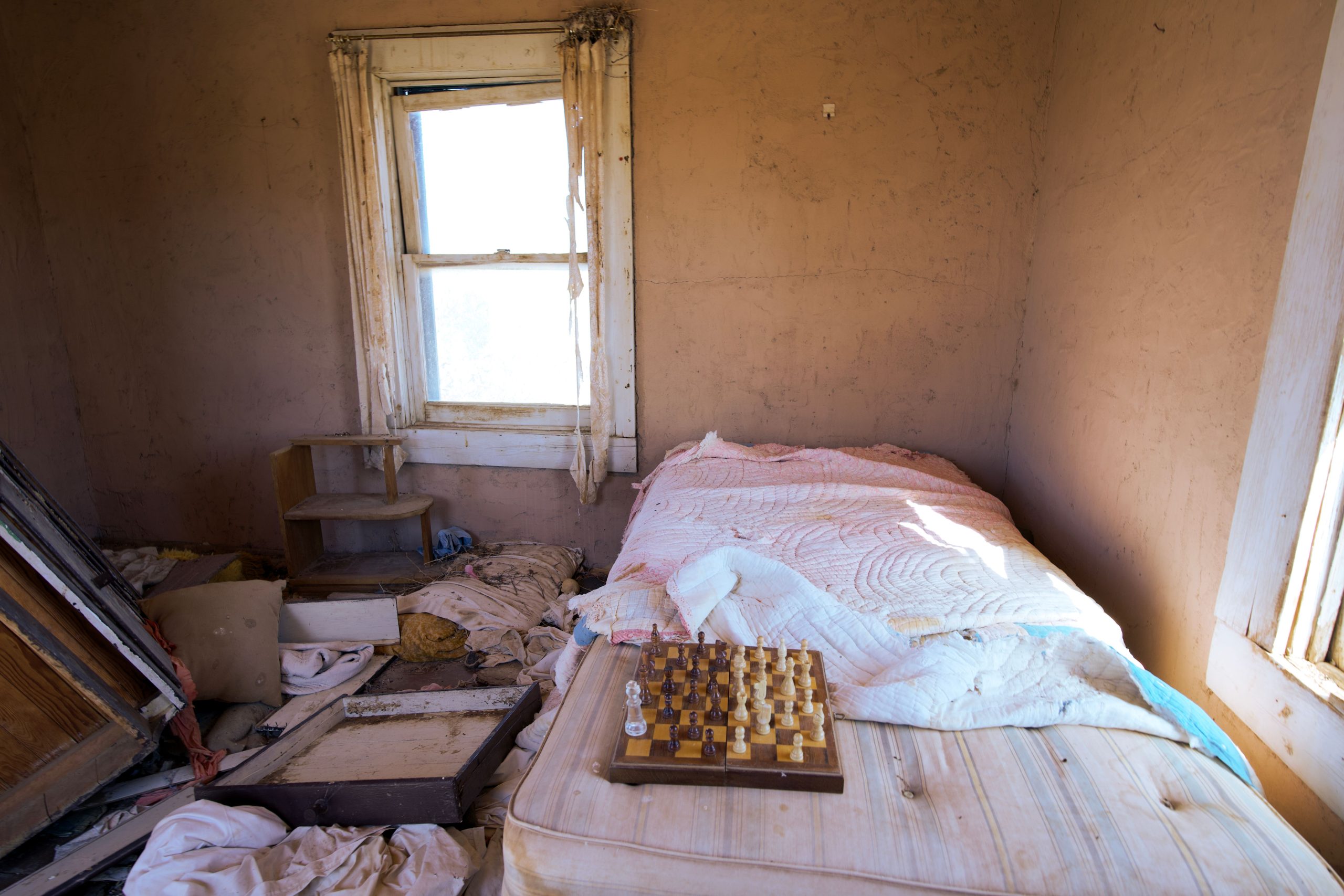 Chambre desolee avec lit defait et negligence