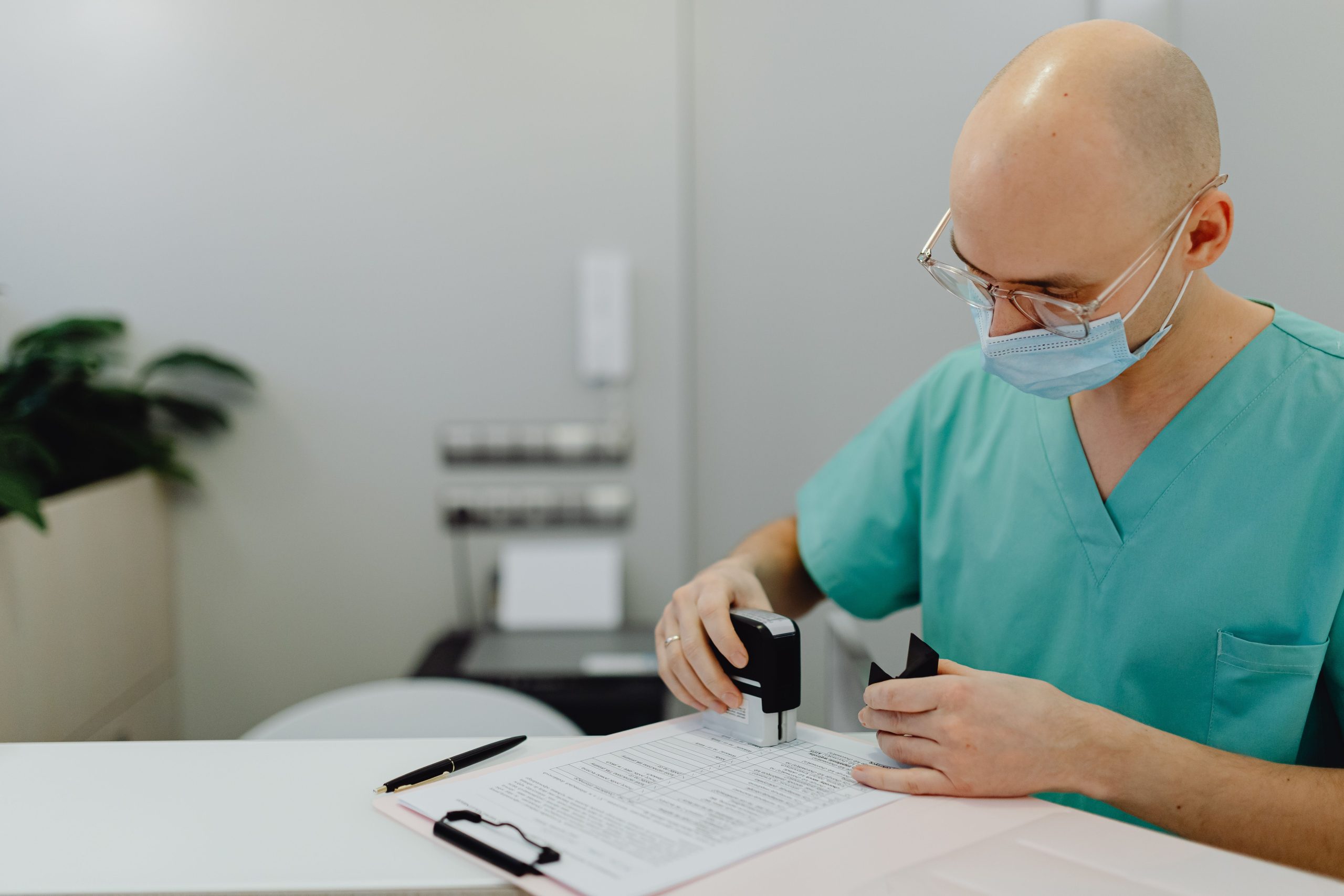 Professionnel de santé examinant des documents