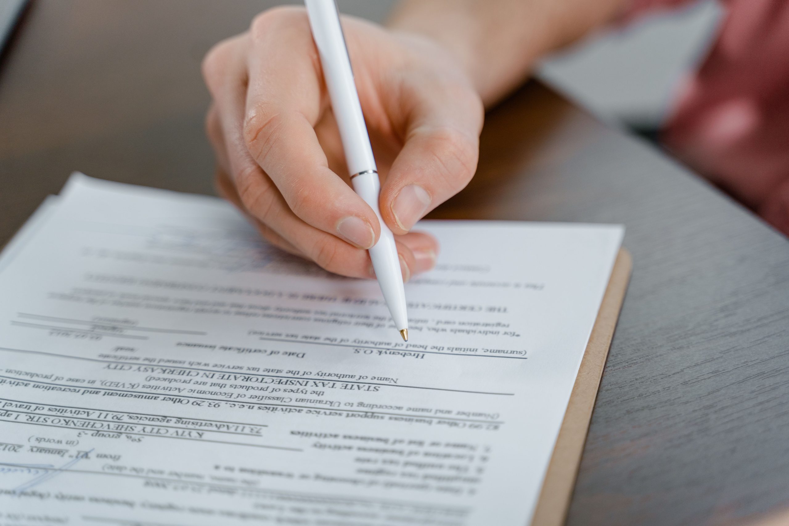 Gros plan main signant document attestation