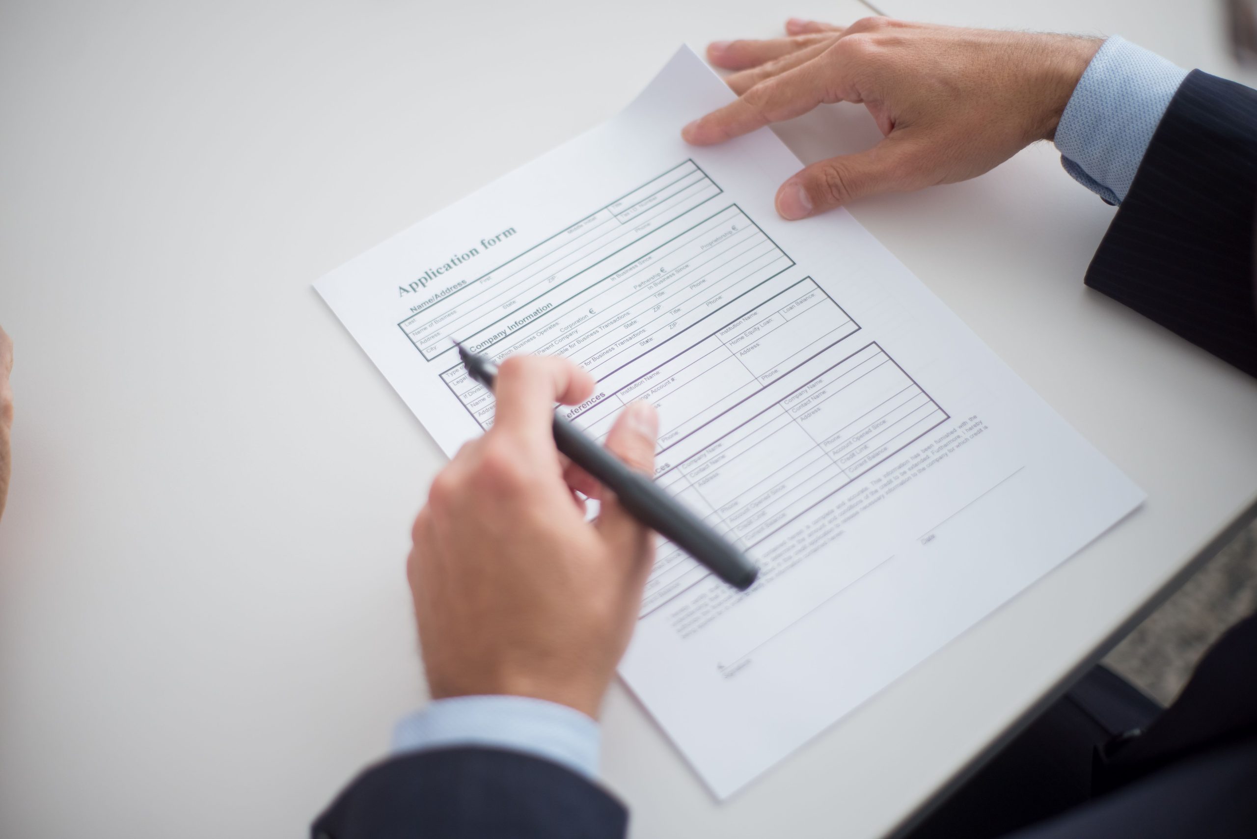 Professionnel examinant un formulaire de demande