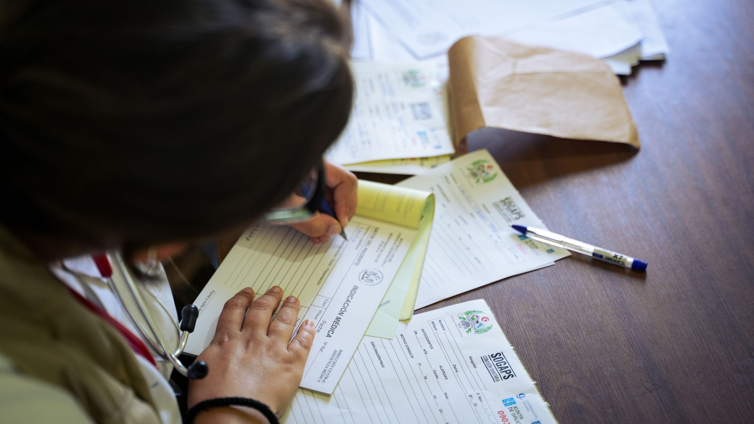 Professionnel remplissant un dossier médical