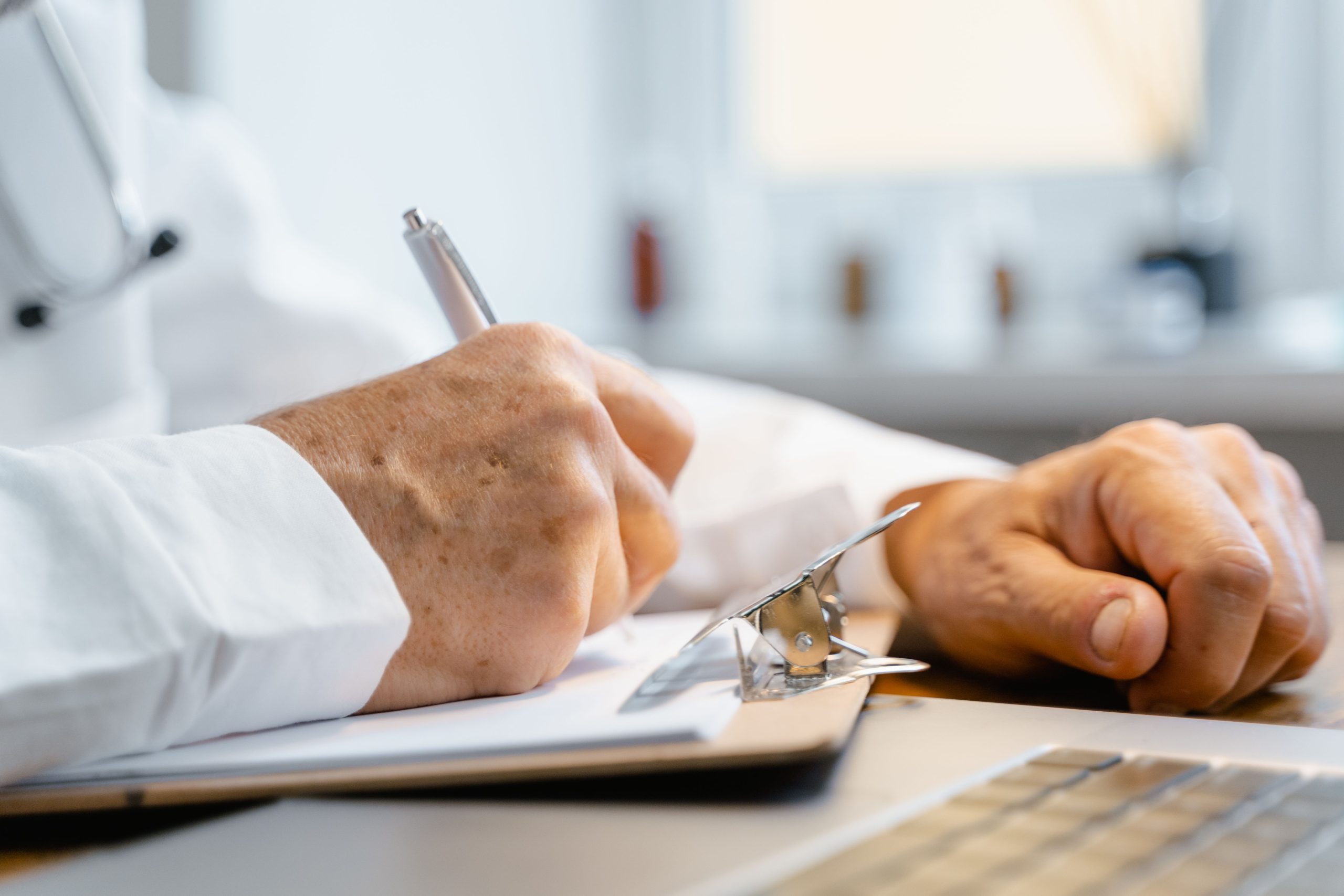 Docteur écrivant notes sur presse-papiers