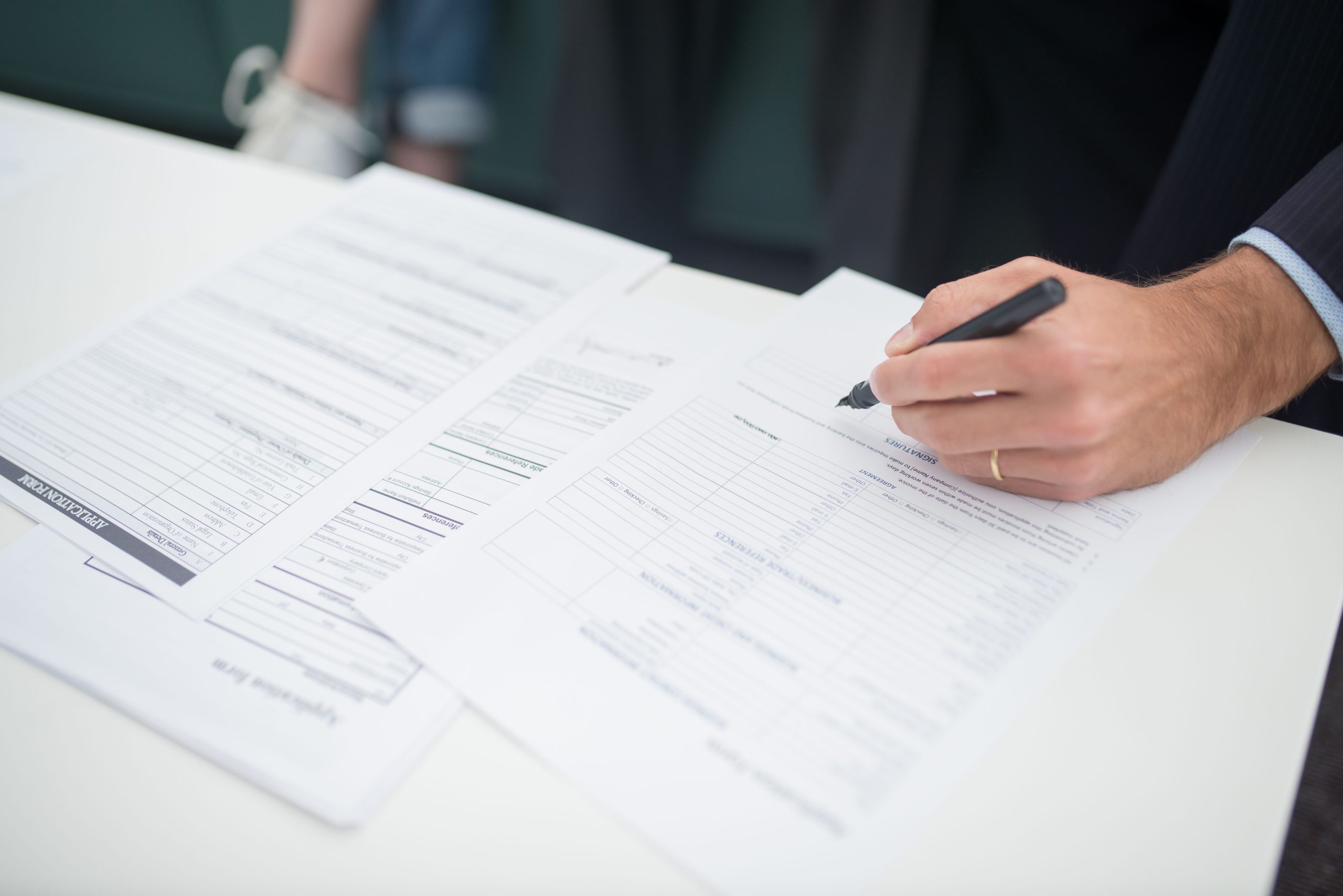 Main signant des documents d'assurance