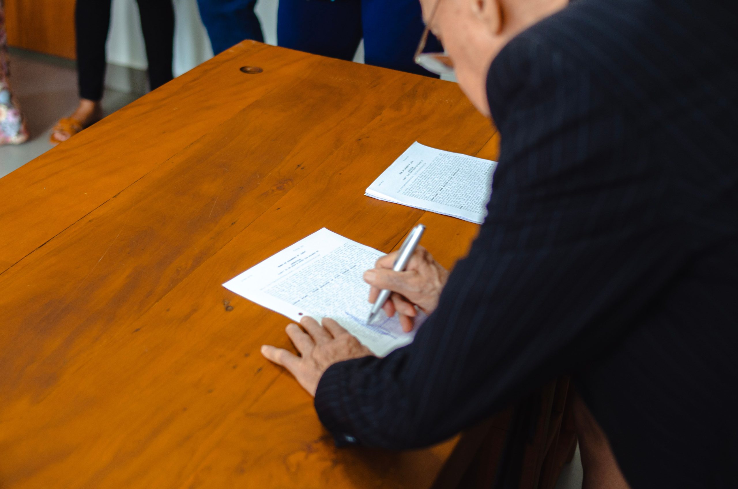 Homme d'affaires signant documents officiels