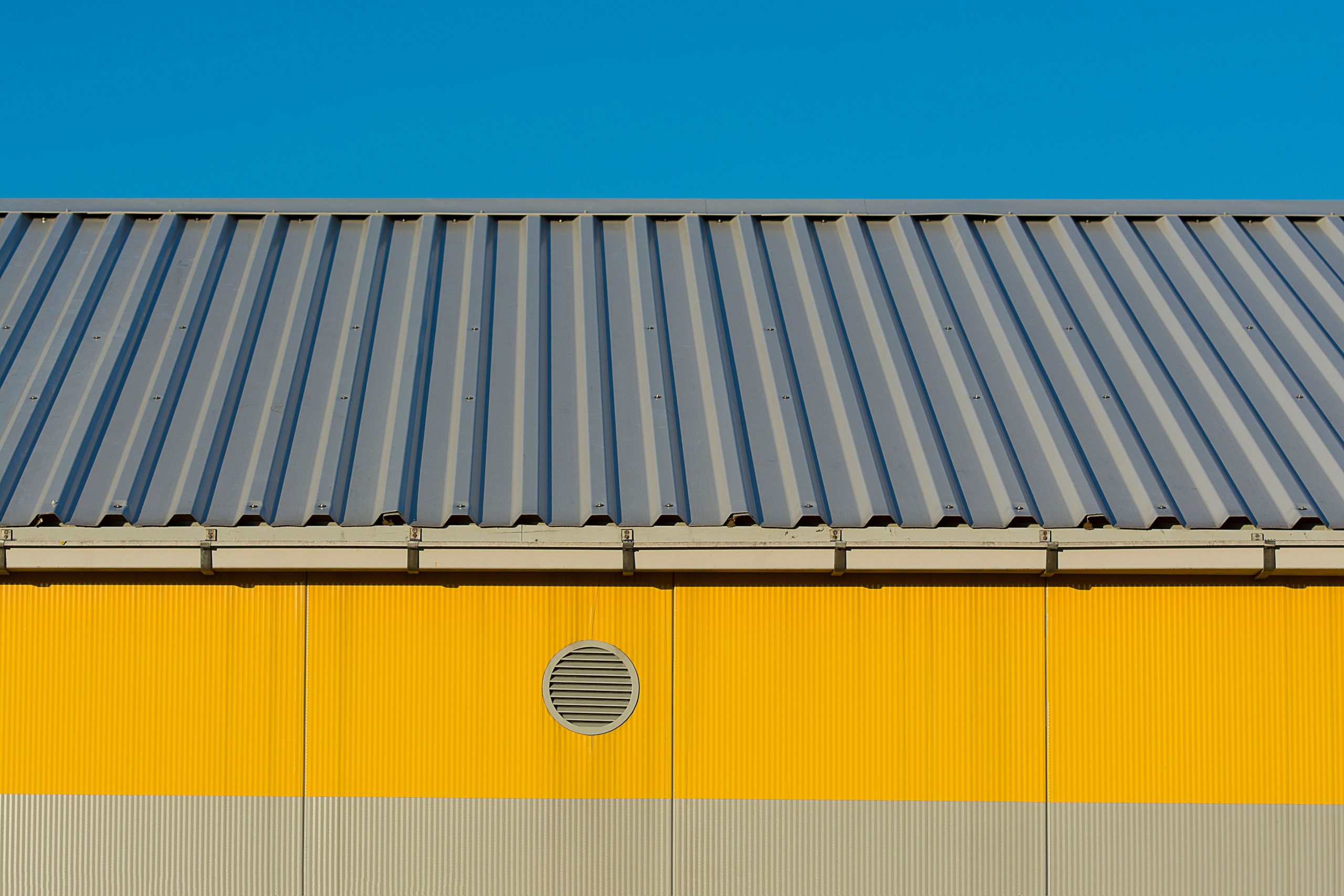 Bâtiment industriel toiture acier jaune moderne