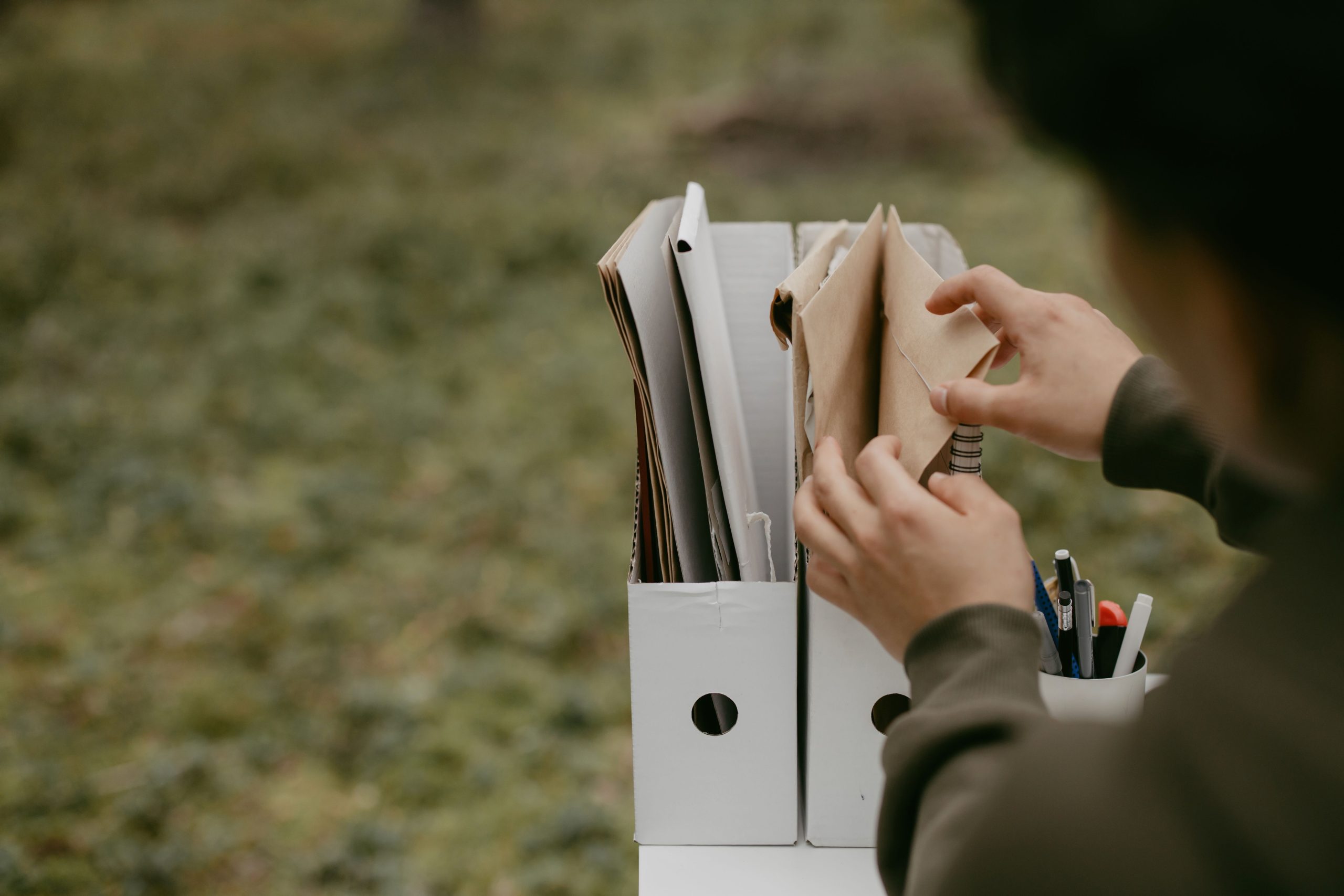 Personne triant documents en dossiers