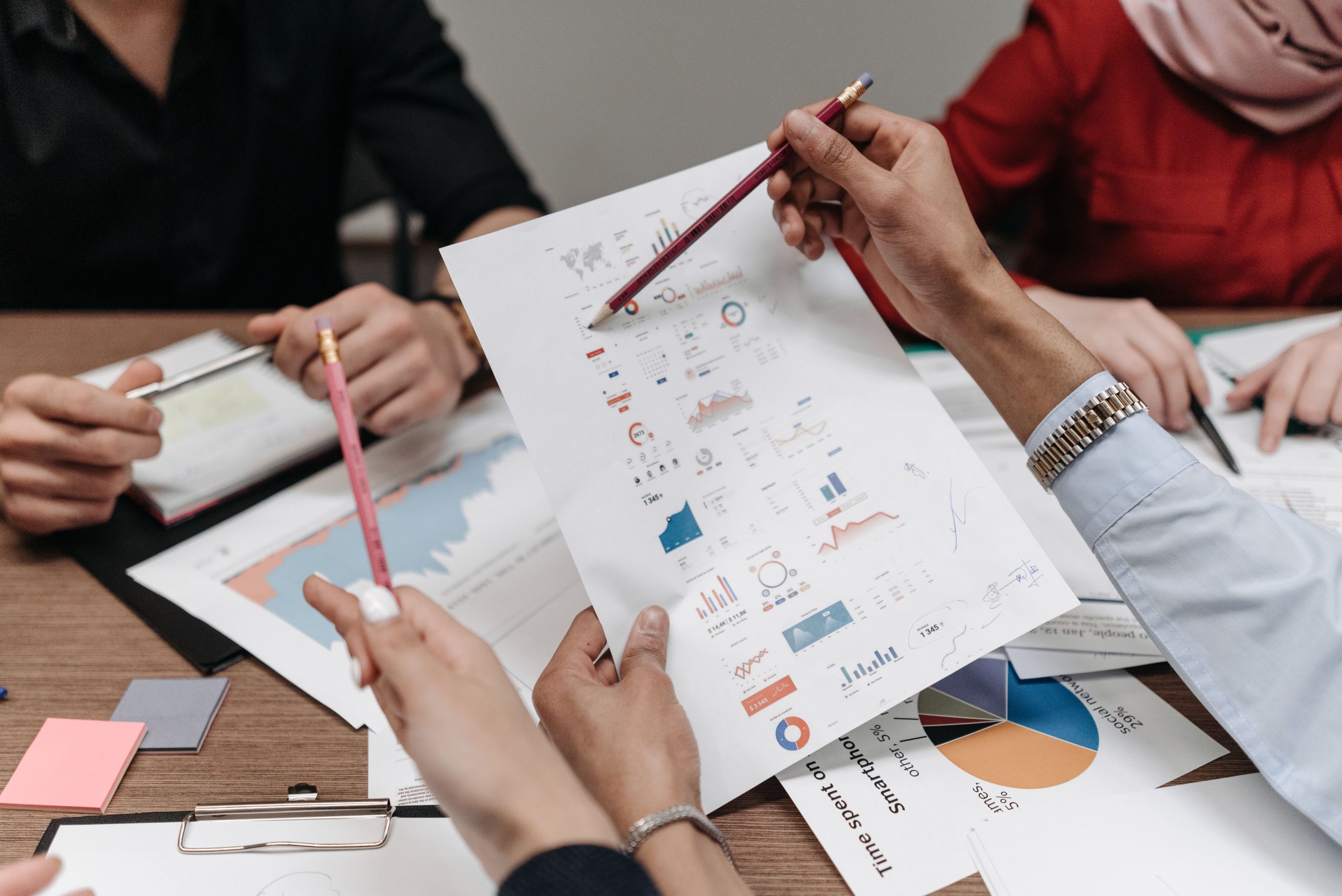 Équipe analysant rapports commerciaux réunion collaborative