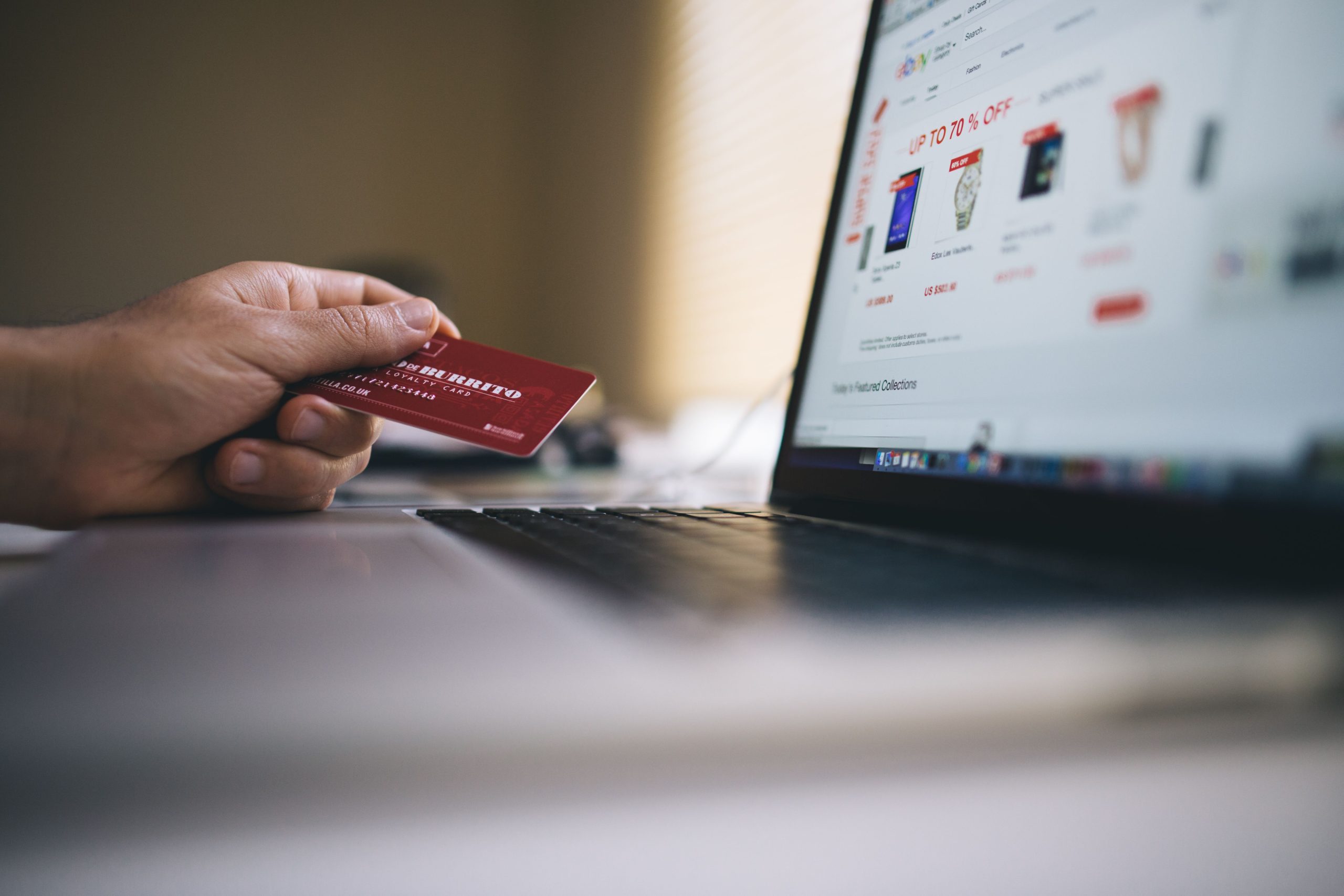 Personne tenant carte bancaire shopping en ligne