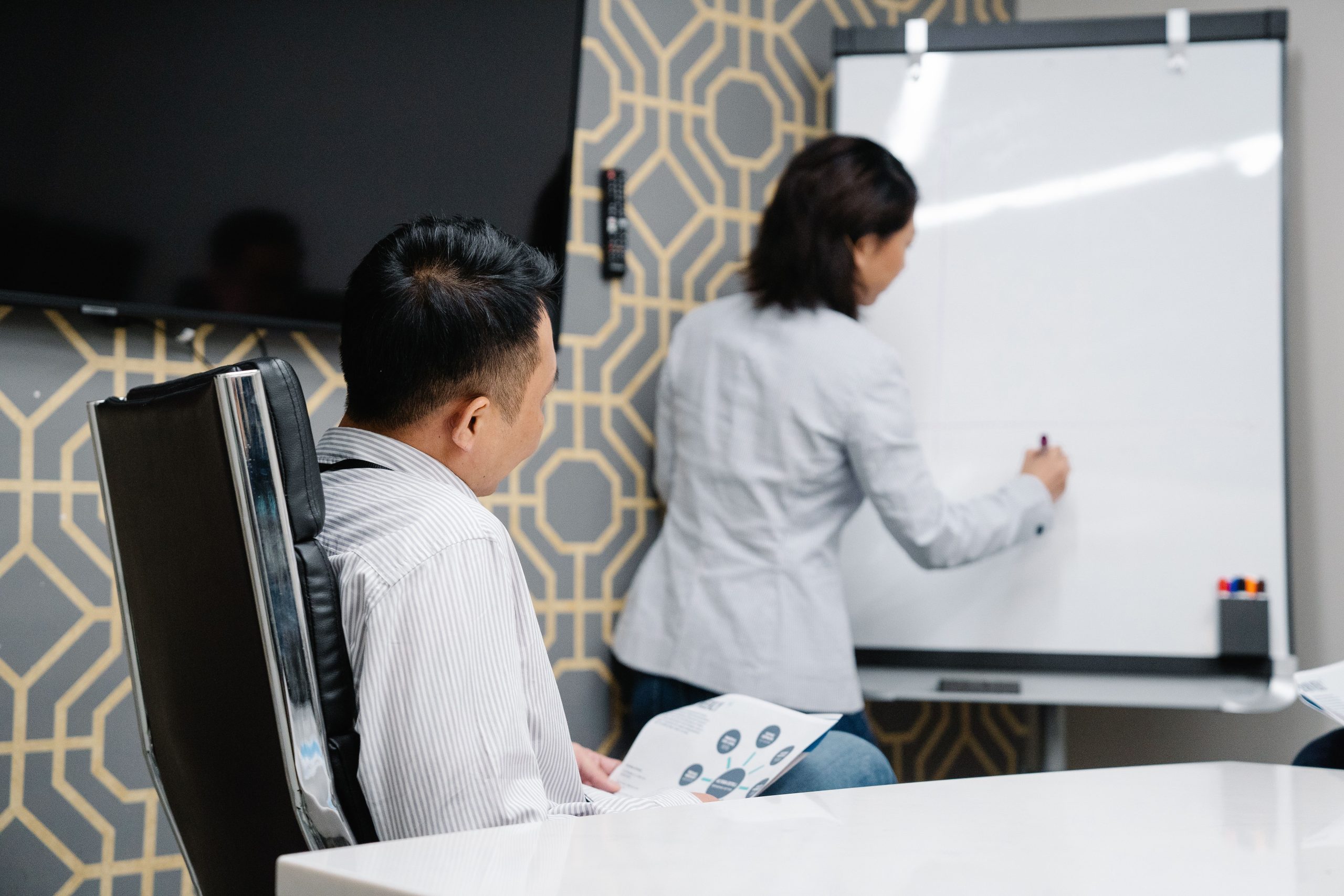 Professionnels collaborant au brainstorming tableau blanc