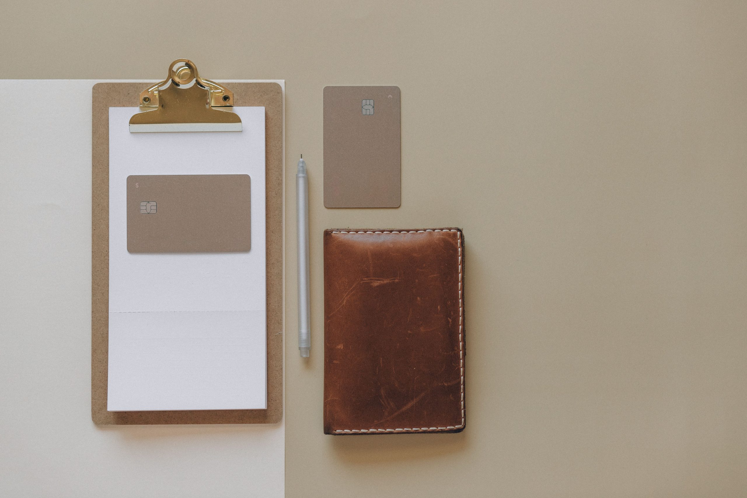 Bureau minimaliste avec cartes bancaires et portefeuille