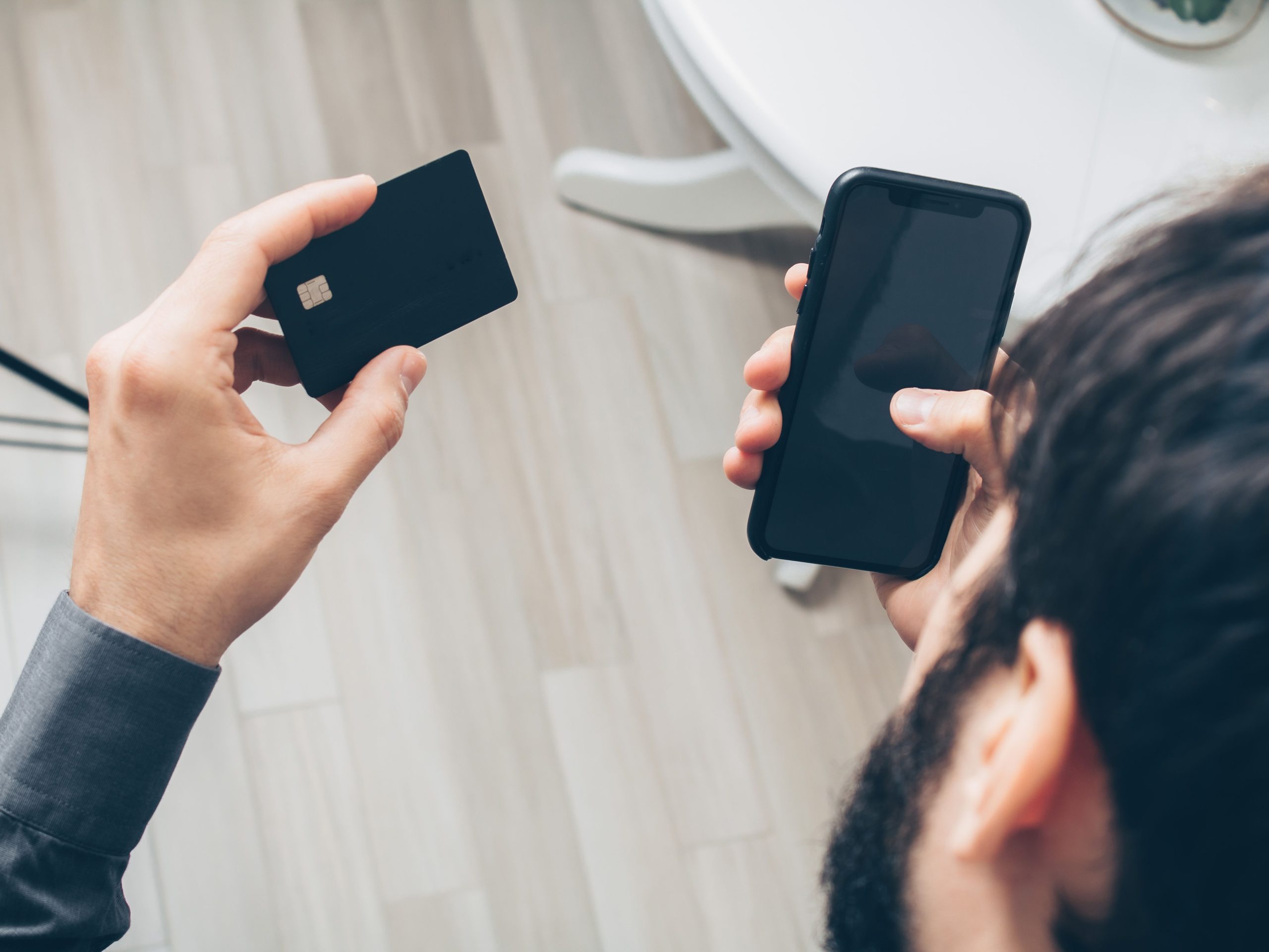 Homme utilisant smartphone et carte pour paiement