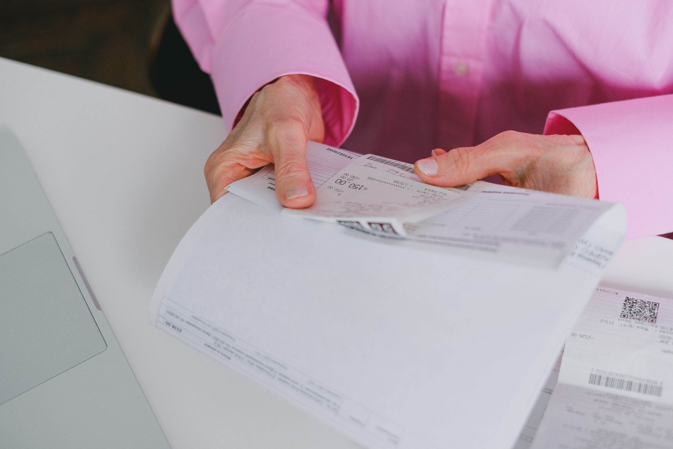 Professionnel organisant méticuleusement des reçus et documents