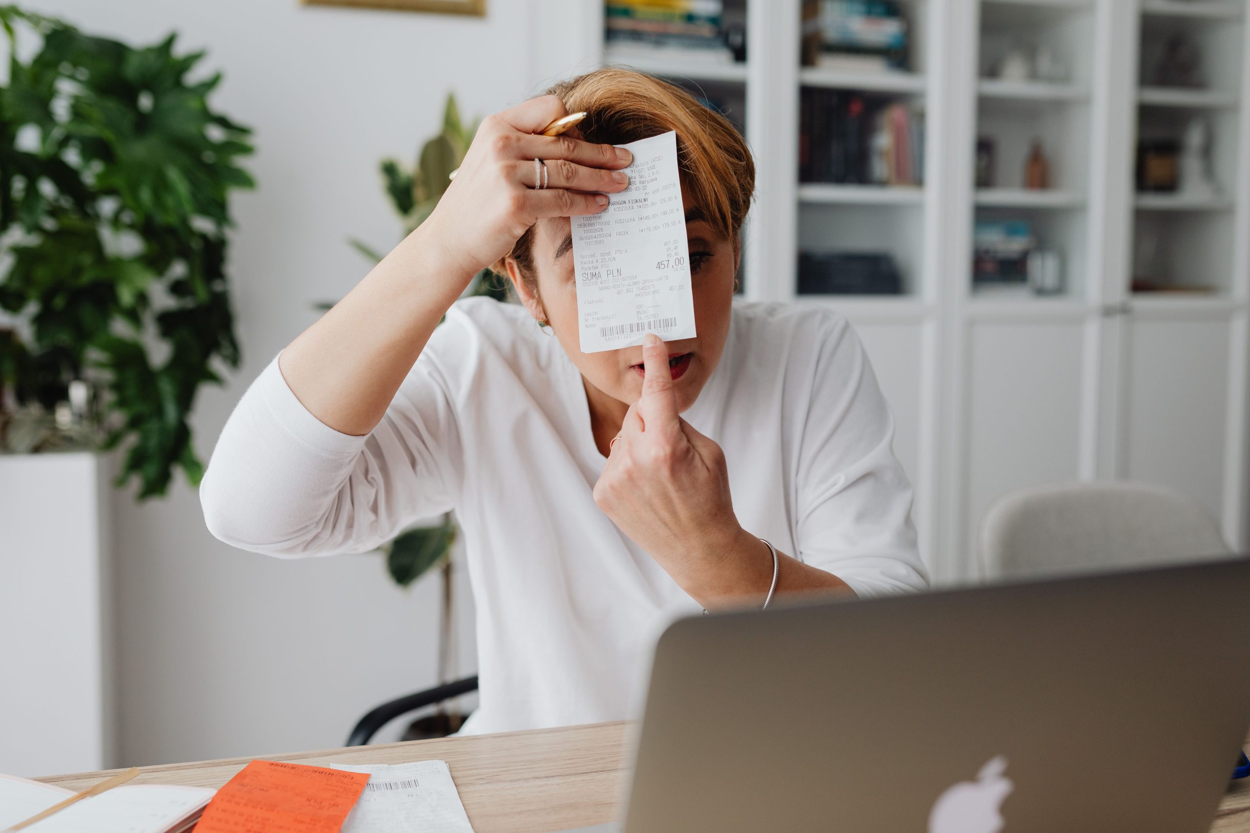 Femme d'affaires présentant un reçu en home office