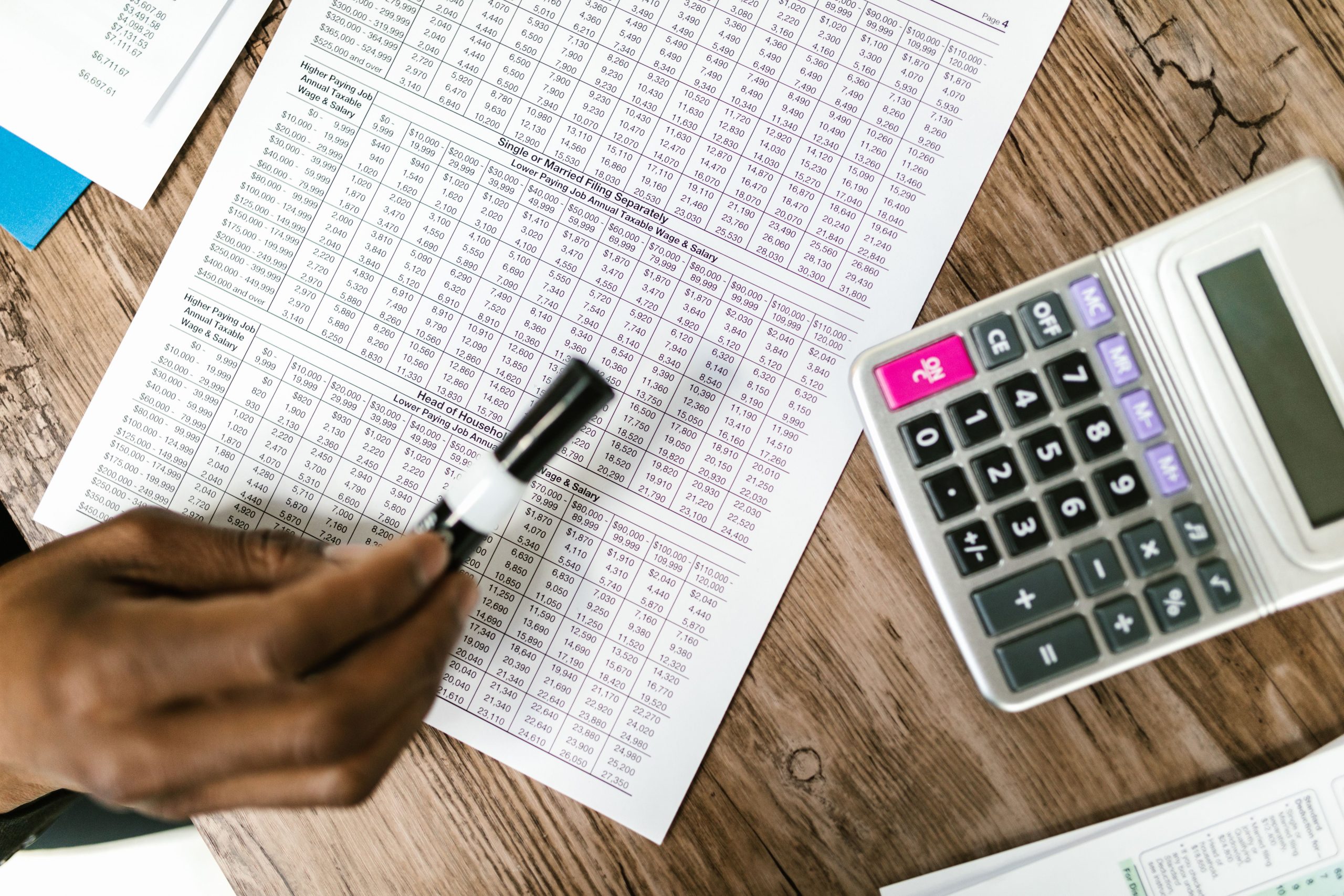 Documents fiscaux et calculatrice sur bois