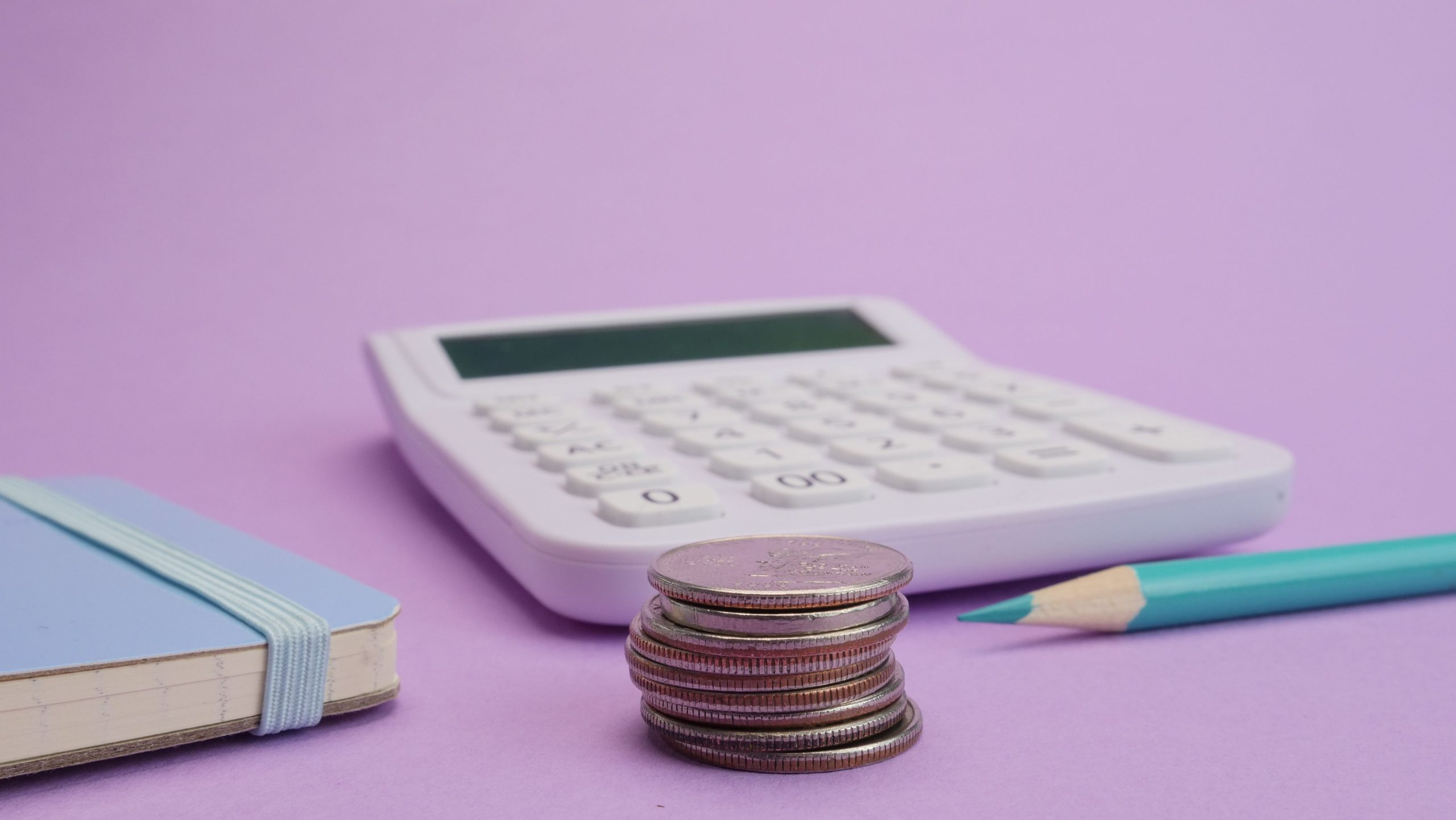 Calculatrice et pieces pour budgetiser ses depenses