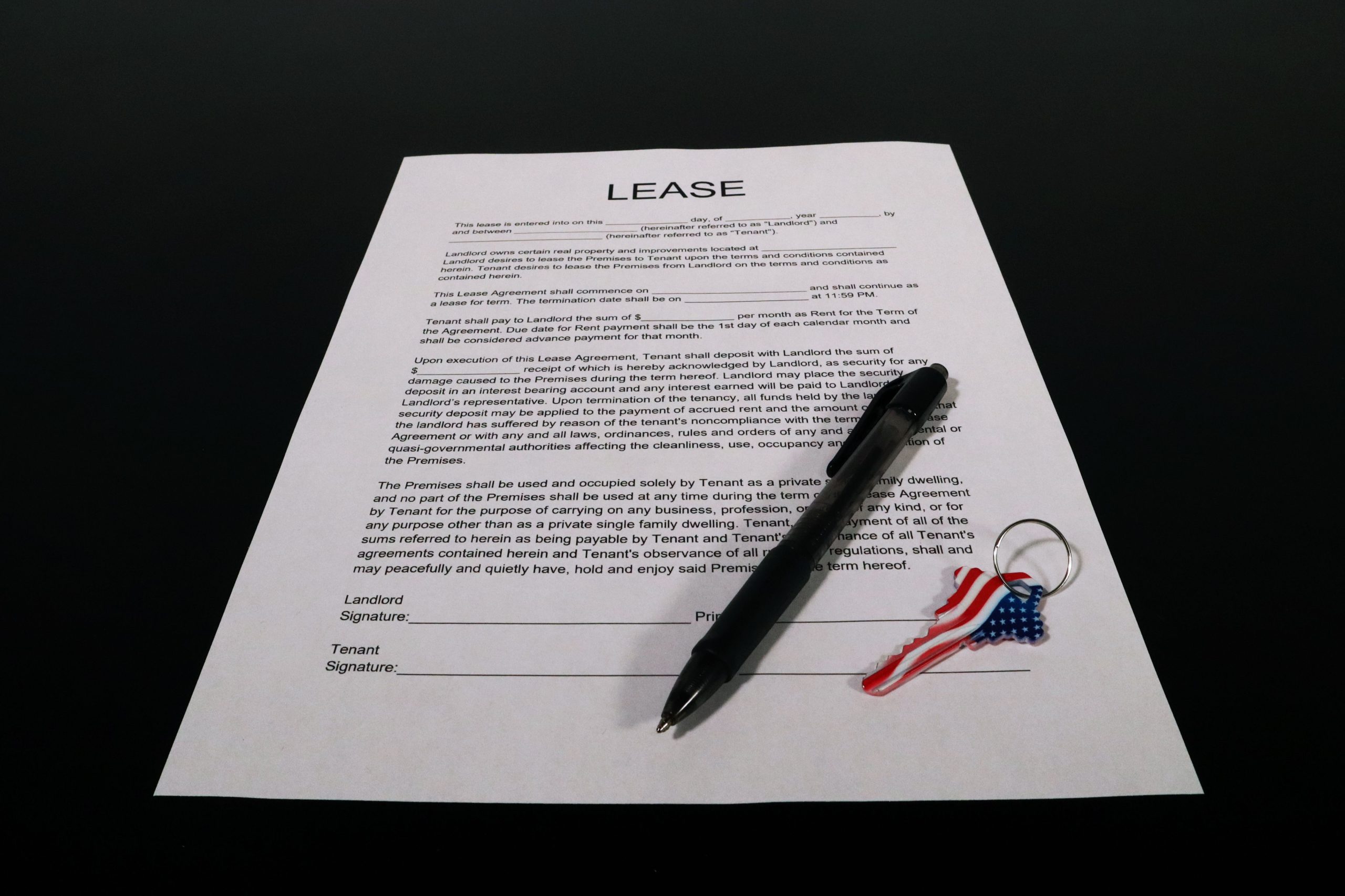 Contrat de bail avec stylo et drapeau americain