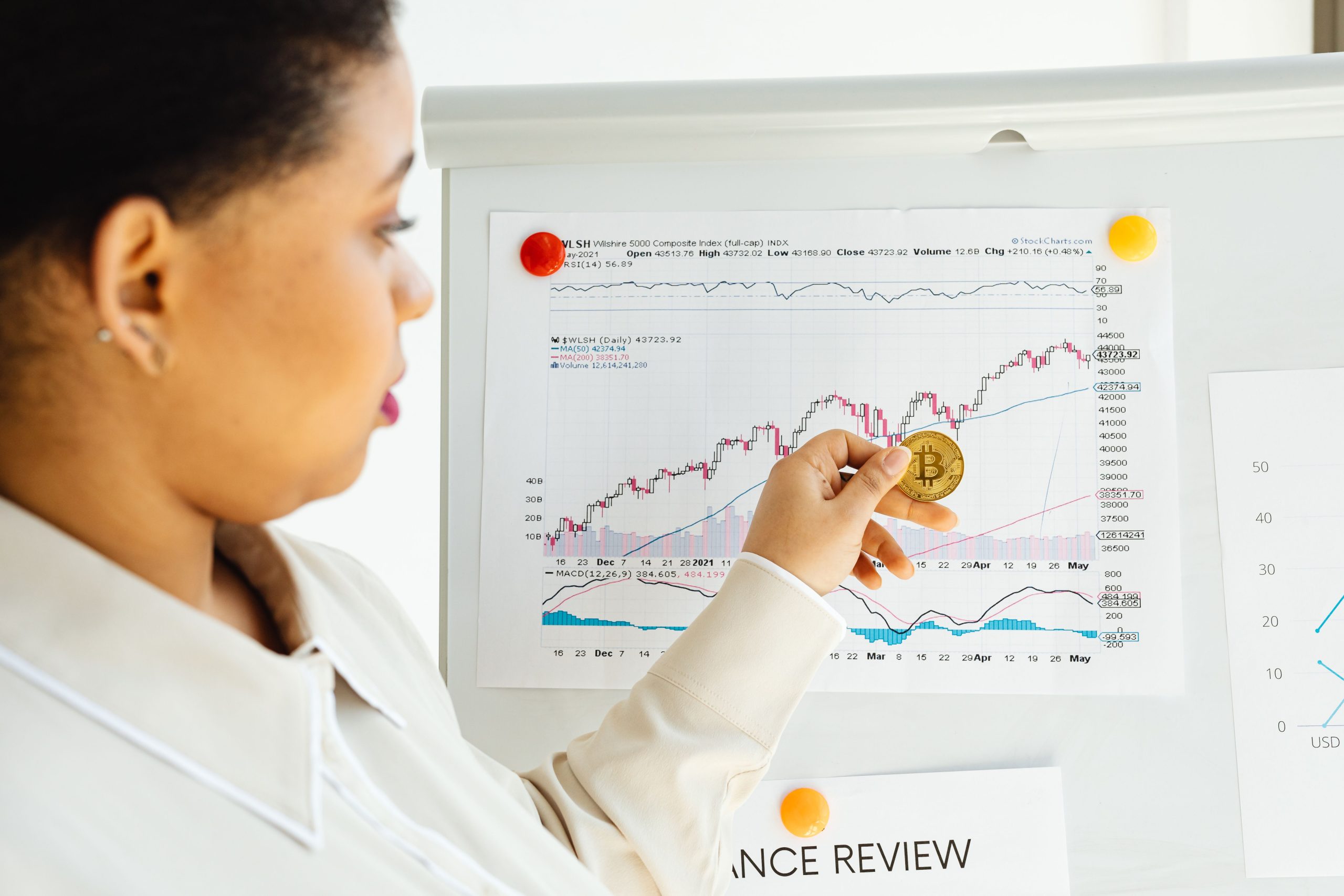 Femme examinant tendances bitcoin et marche actions