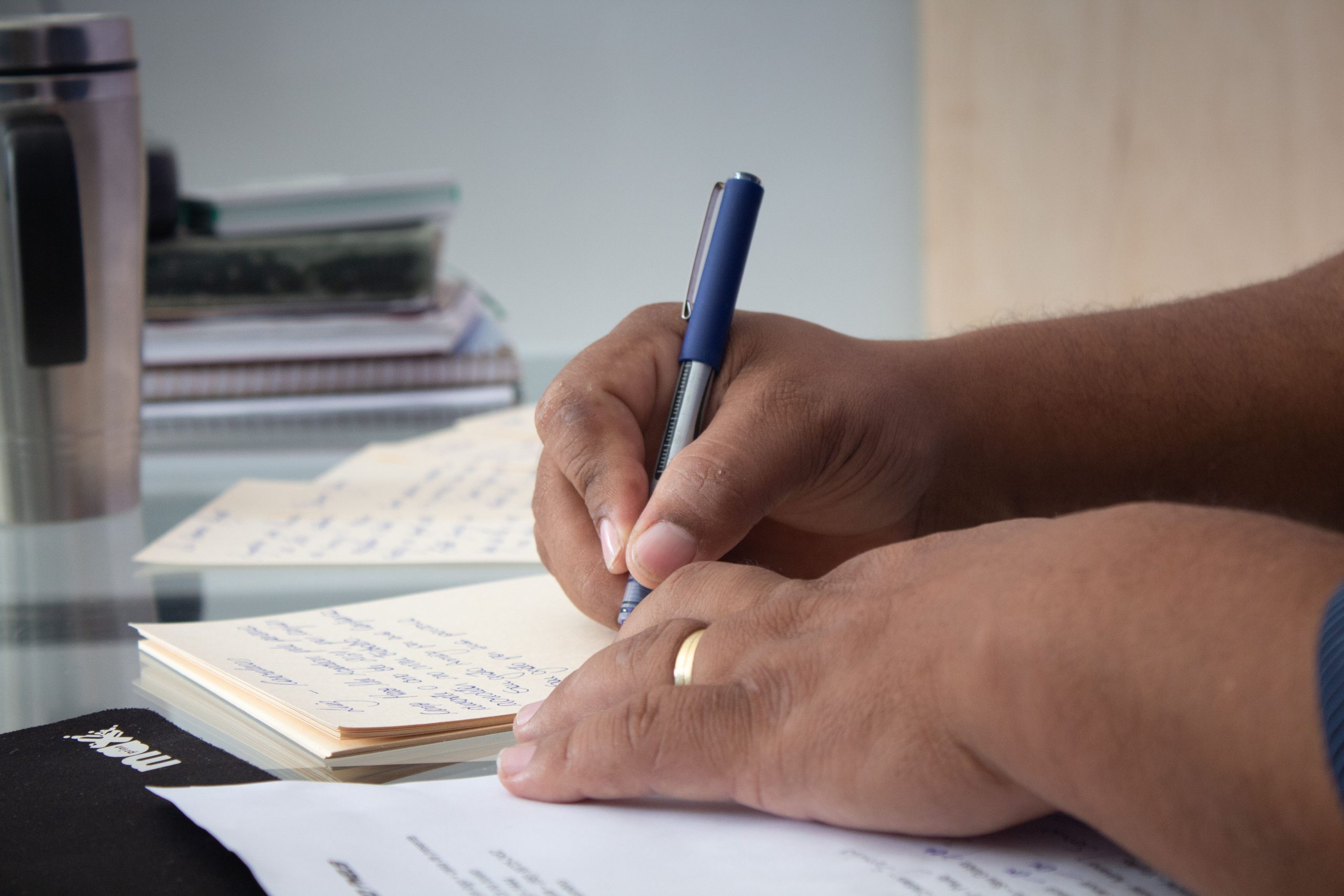 Mains prenant des notes avec un stylo sur papier