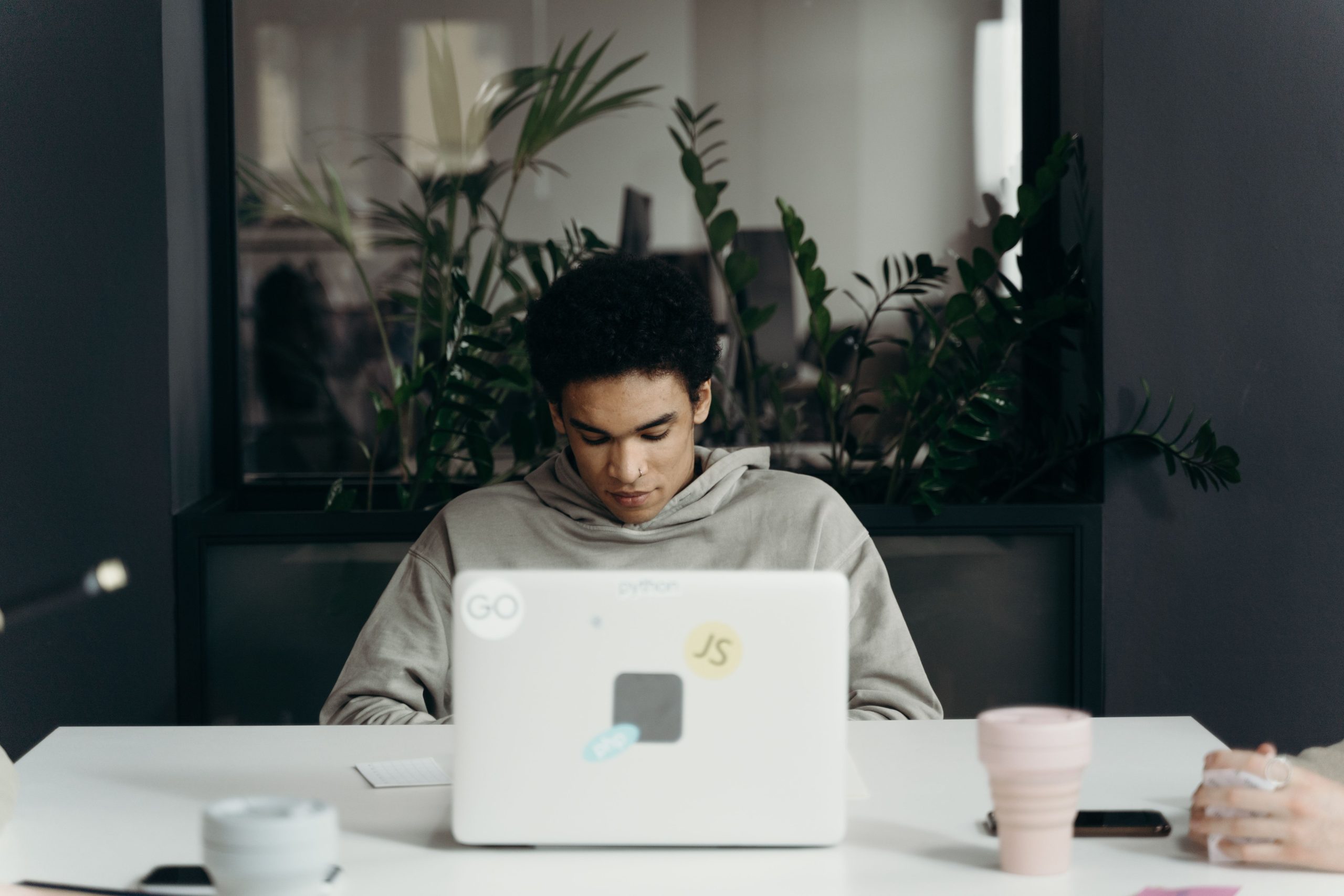 Jeune professionnel concentré travaillant sur son ordinateur