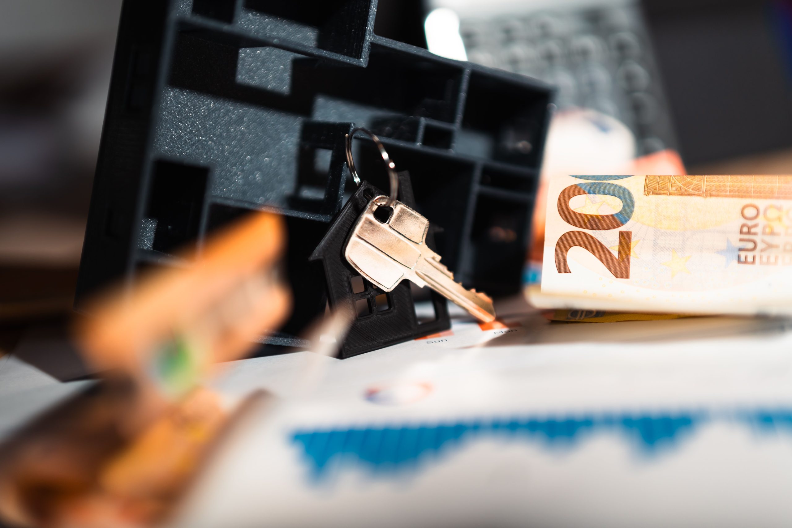 Clés, maquette maison et billets euros