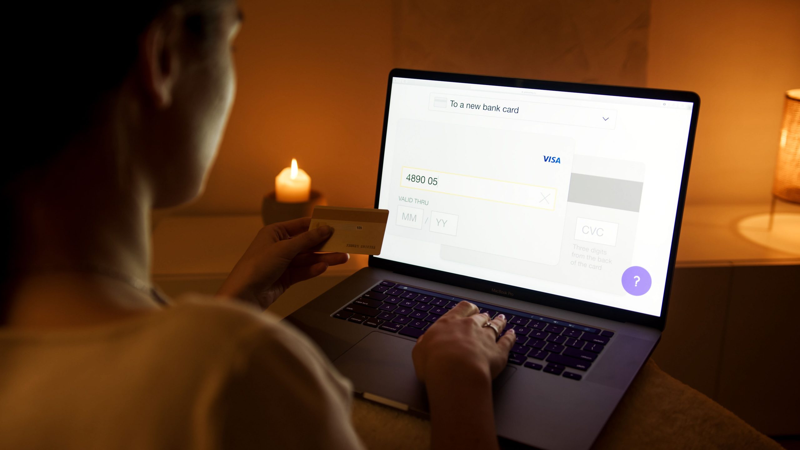Femme effectuant paiement securise en ligne carte