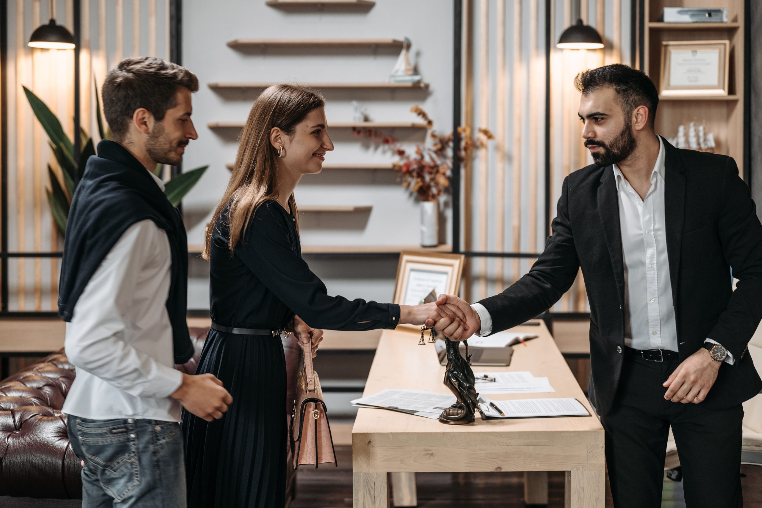 Réunion professionnelle avec signature d'accord en bureau moderne.