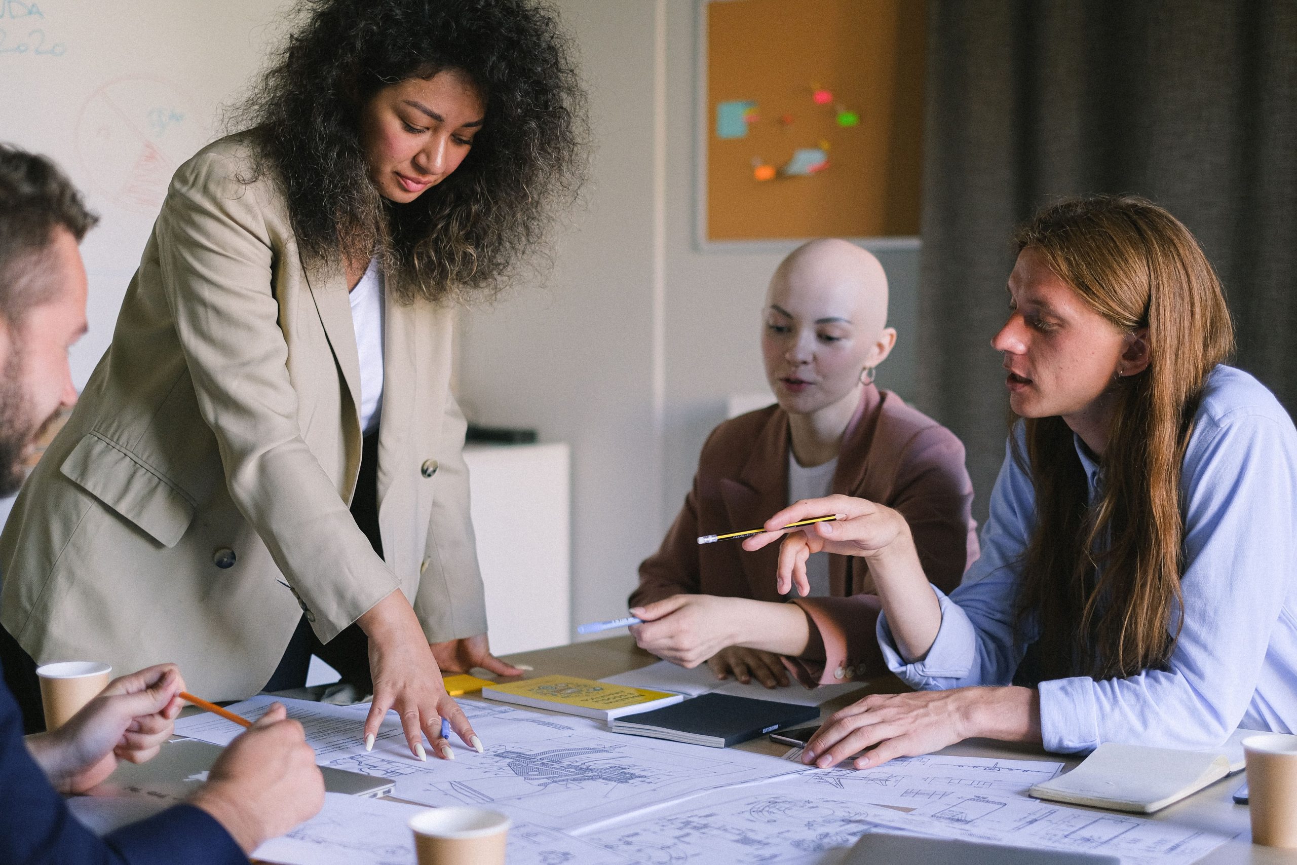 Collaborateurs concentrés travaillant stratégie documents réunion