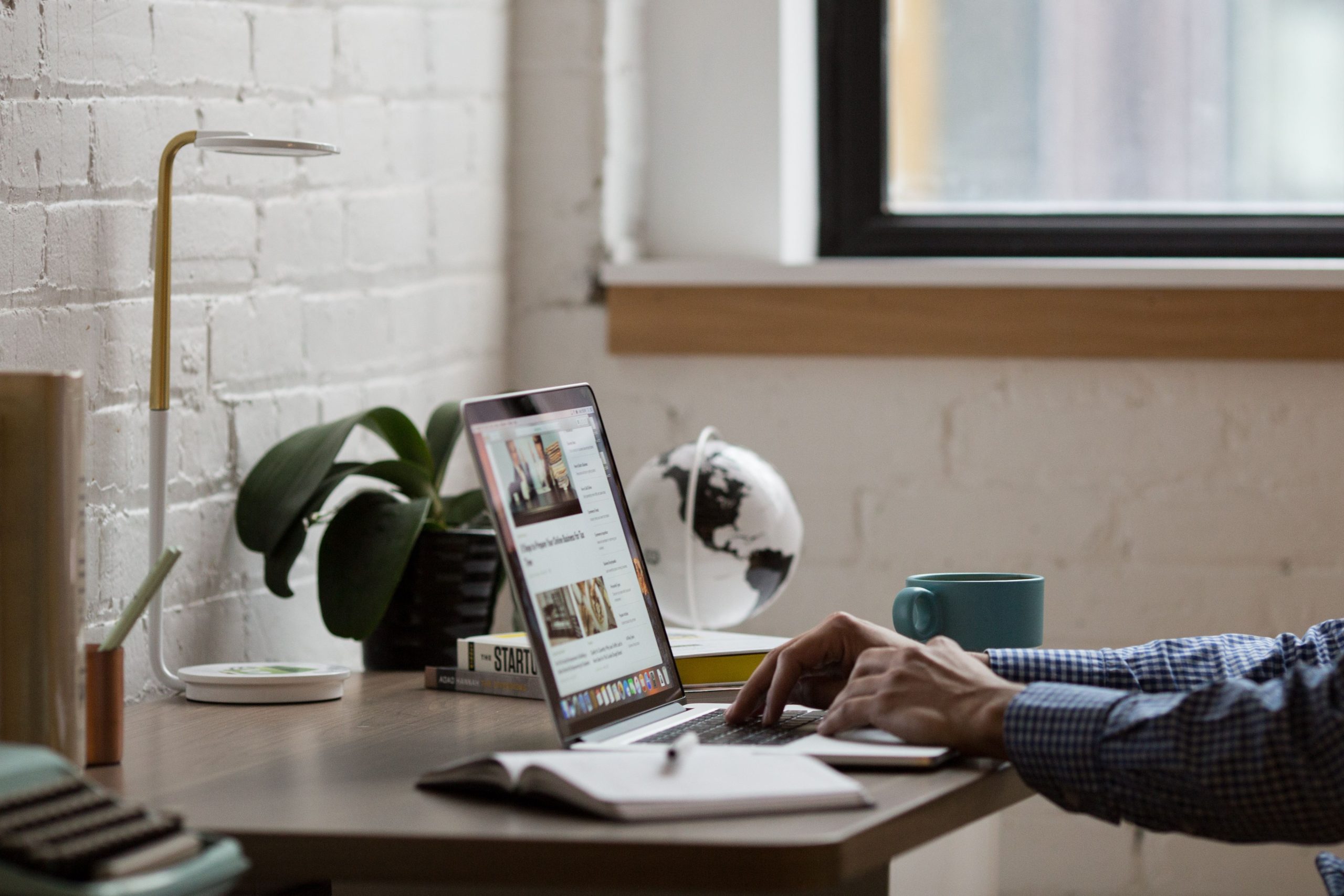 Personne travaillant sur laptop au bureau moderne