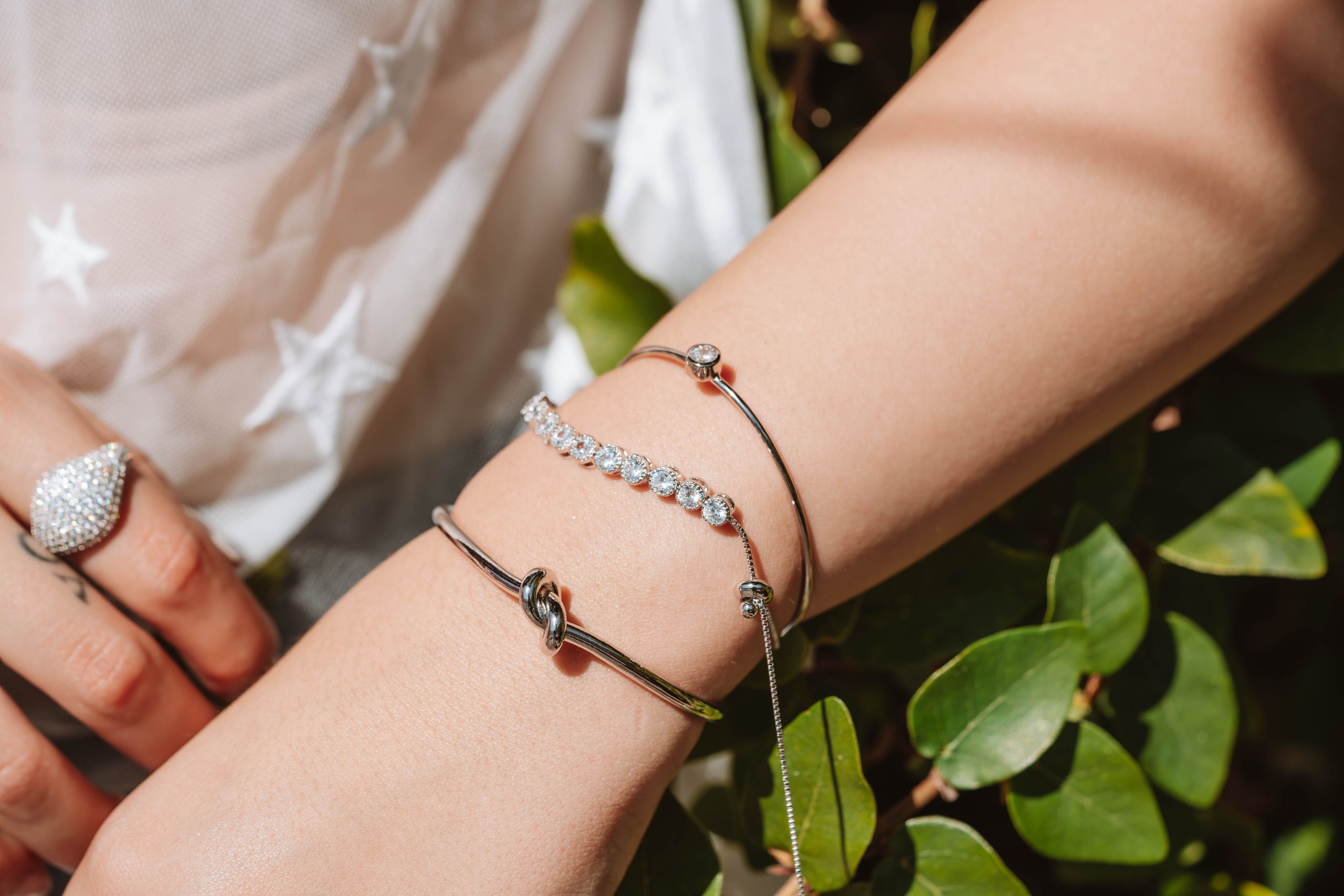 Bracelets et bague en argent au poignet.
