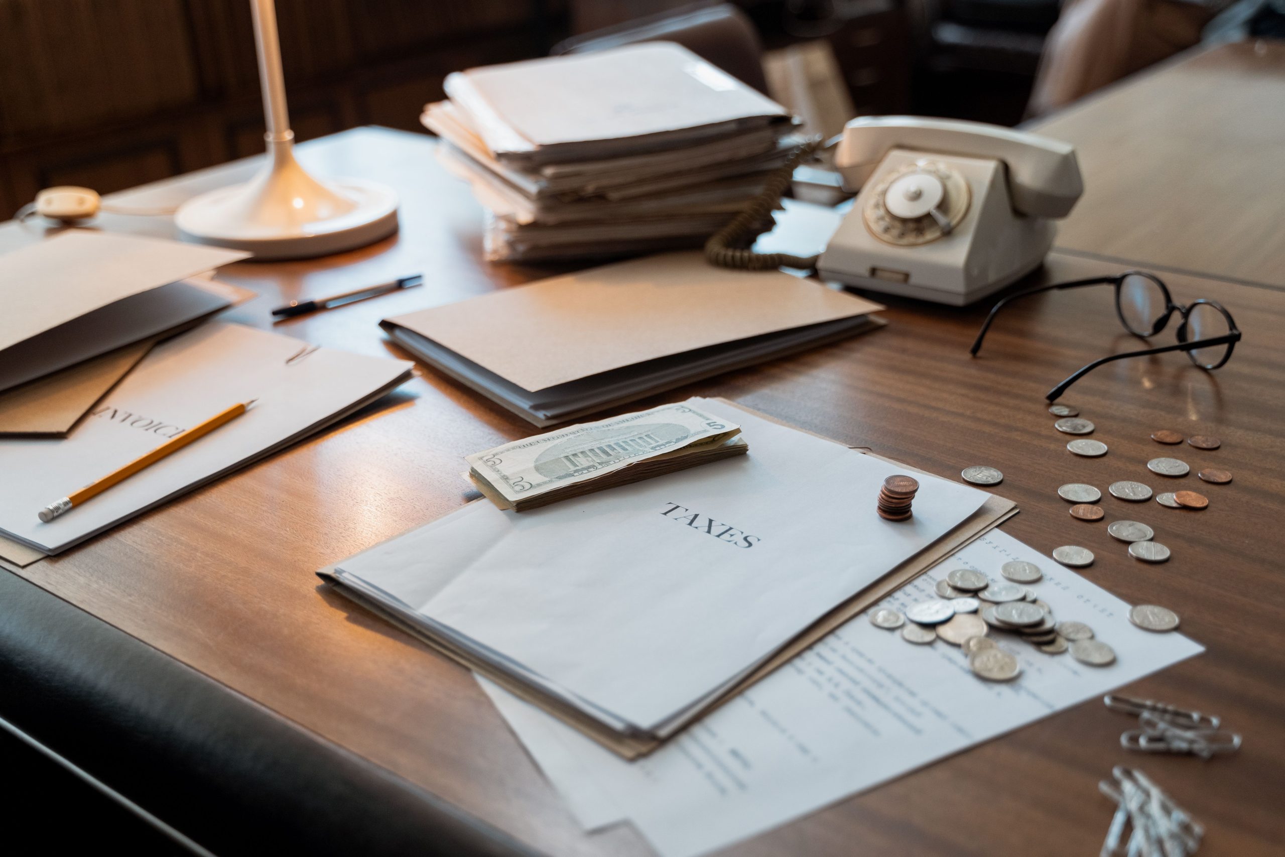 Bureau avec documents fiscaux et accessoires financiers