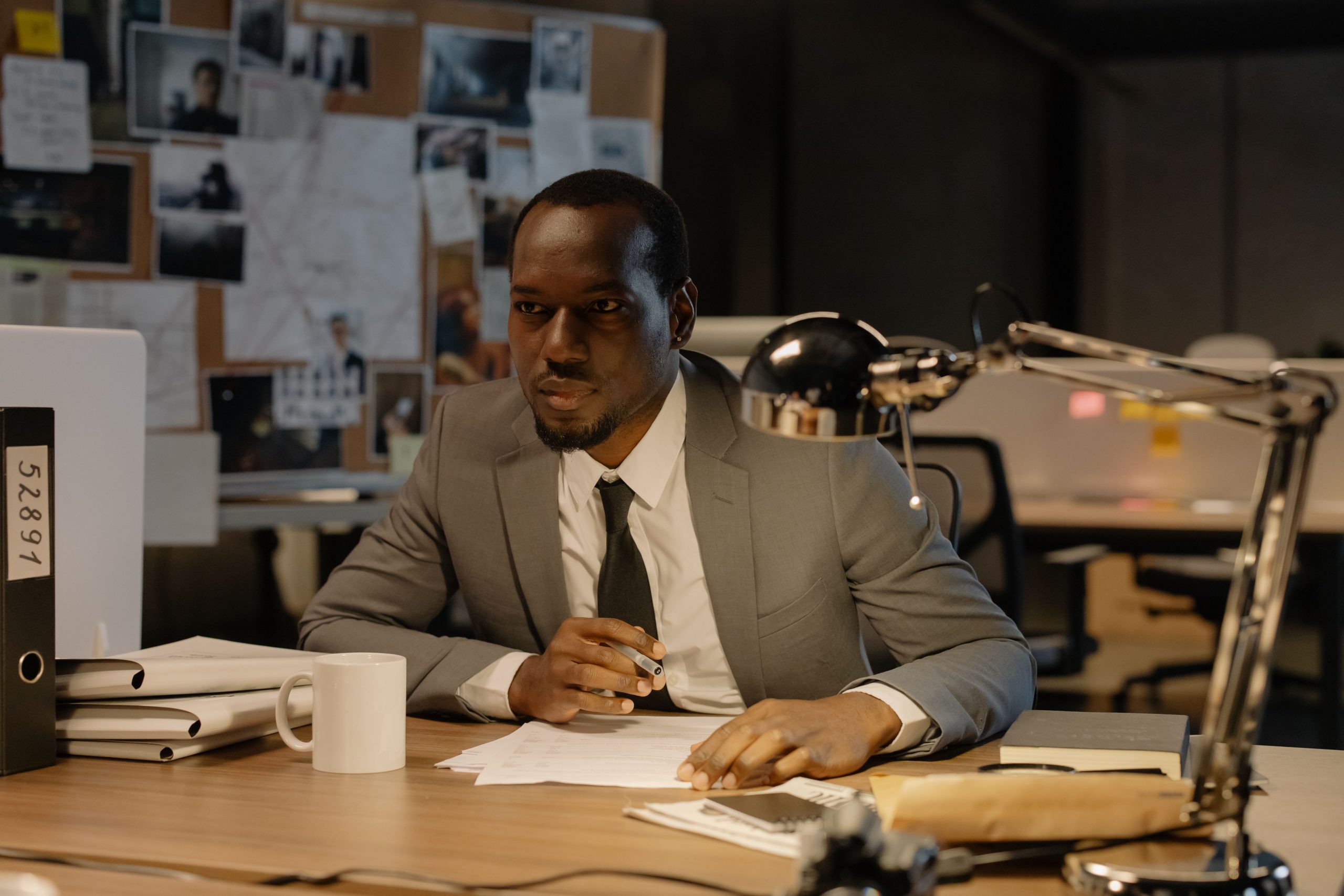 Homme d'affaires étudiant documents concentration focus