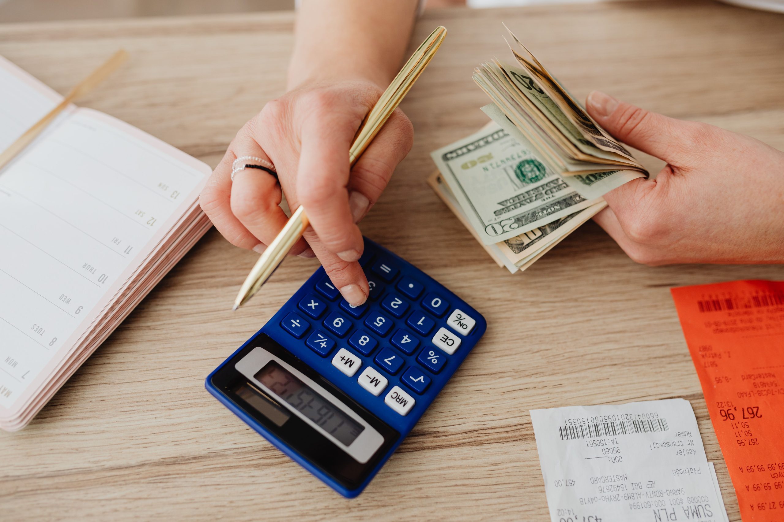 Mains calculant budget avec argent liquide