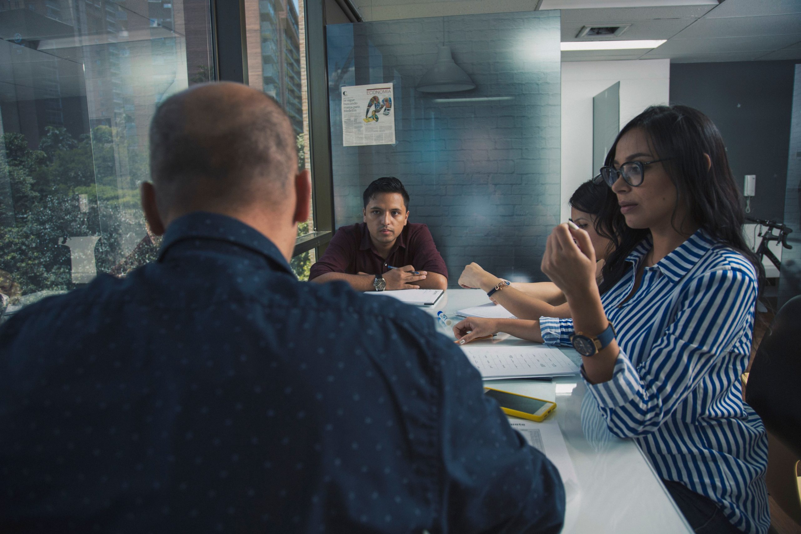 Jeunes collaborateurs discutant projet professionnel