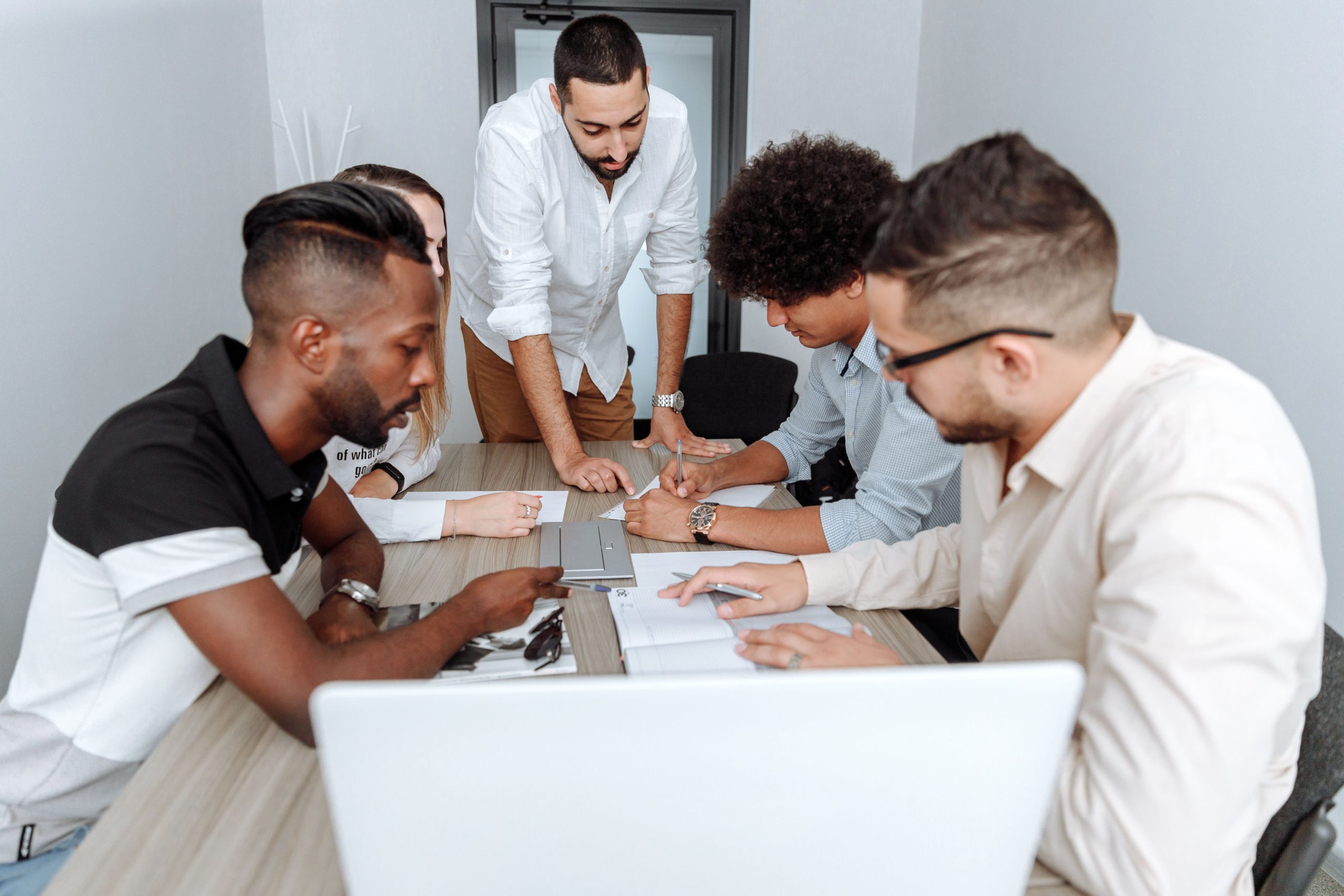 Groupe diversifié collaborant en réunion
