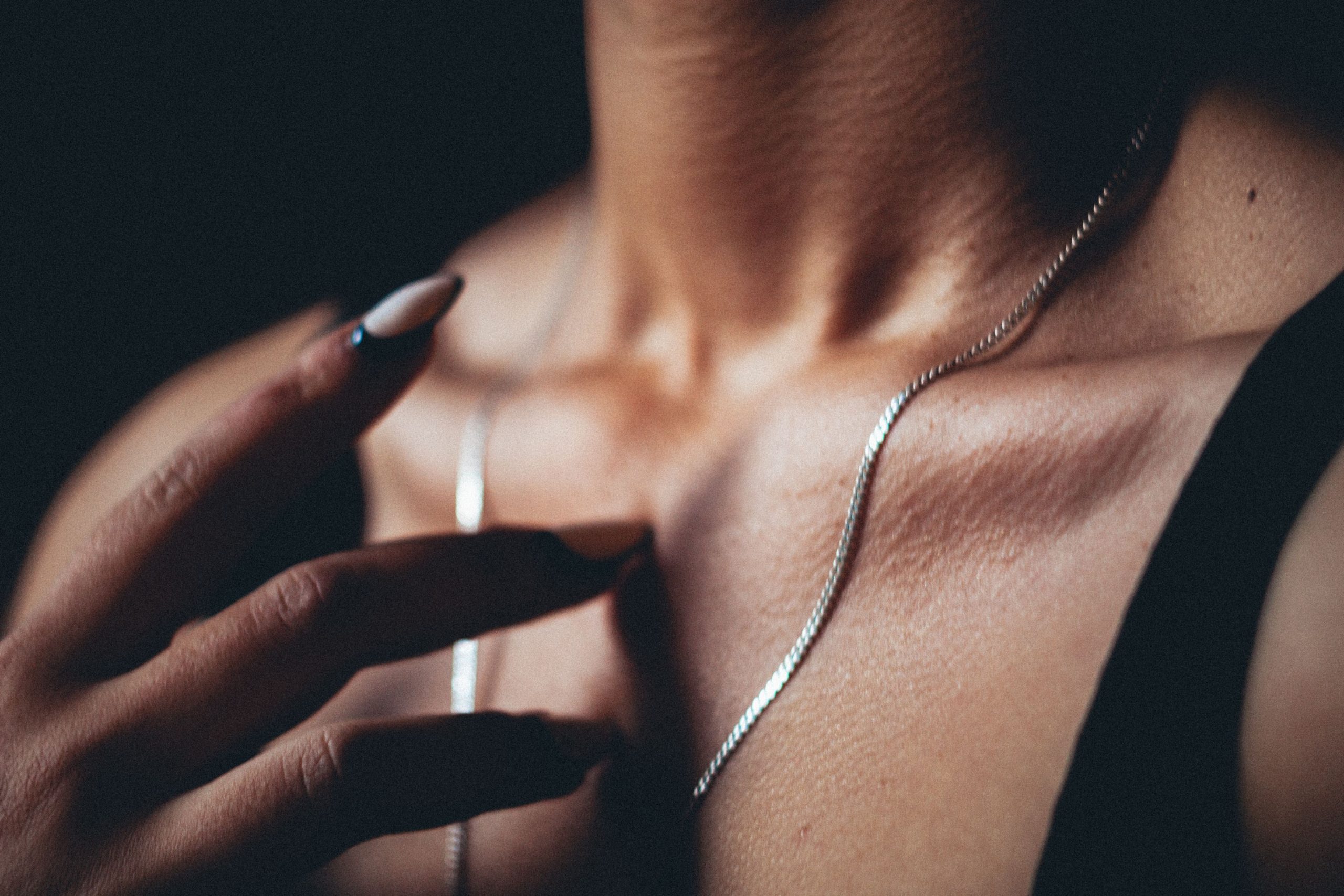 Femme portant un collier en argent massif.