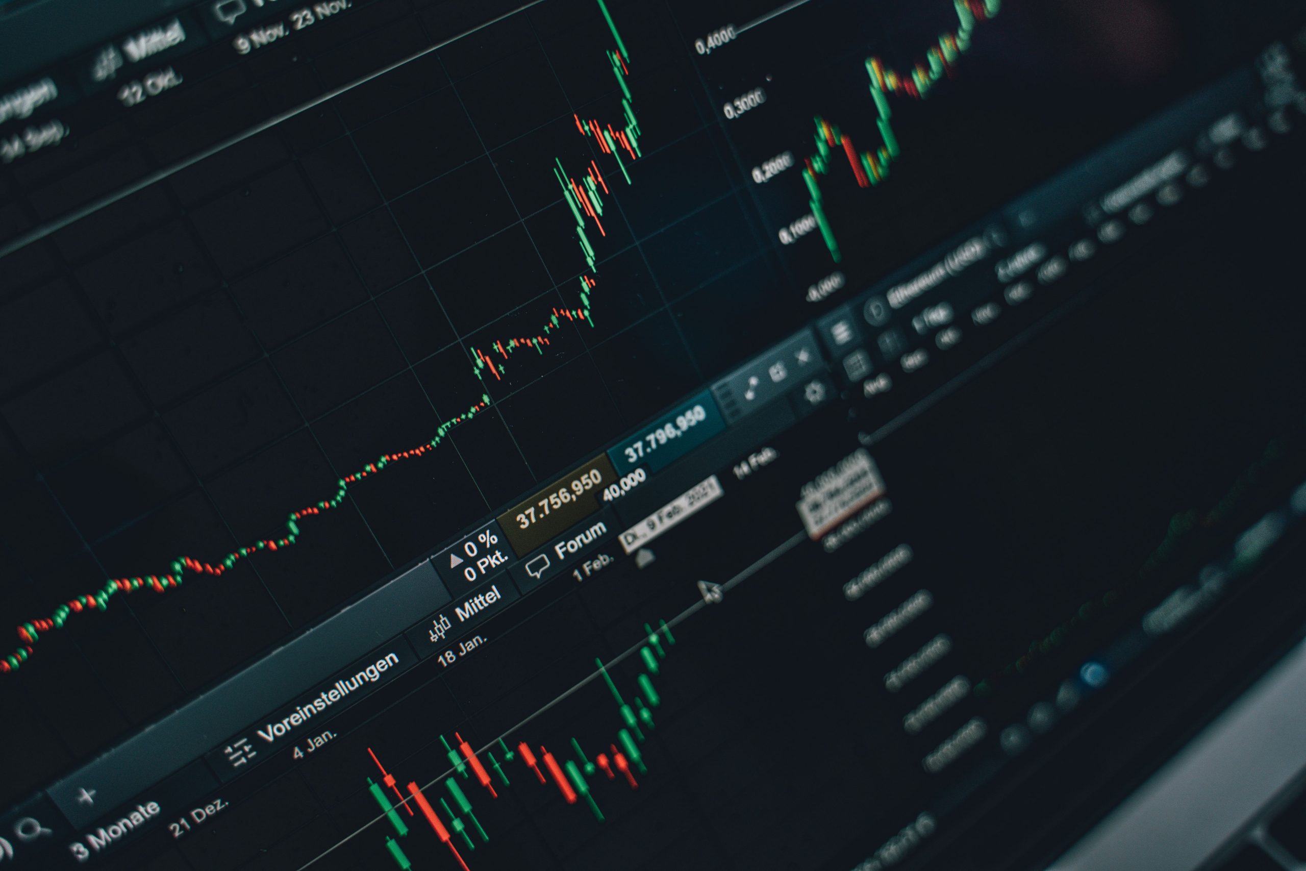 Écran de trading avec graphiques financiers en hausse