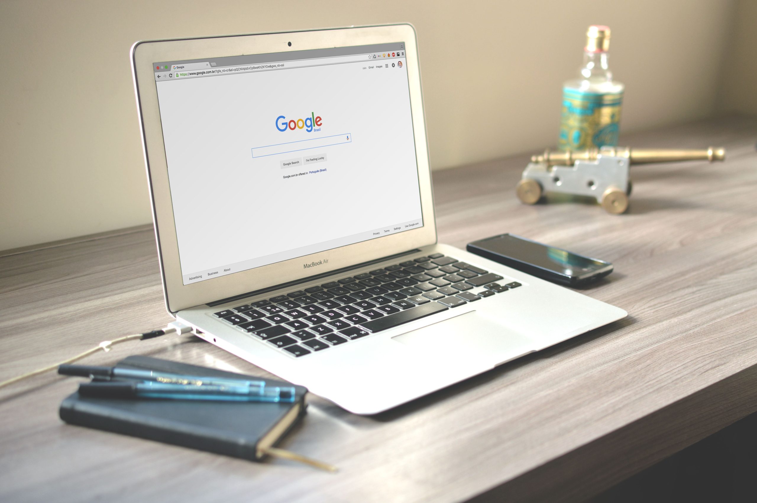 Bureau organisé avec laptop, smartphone et carnet