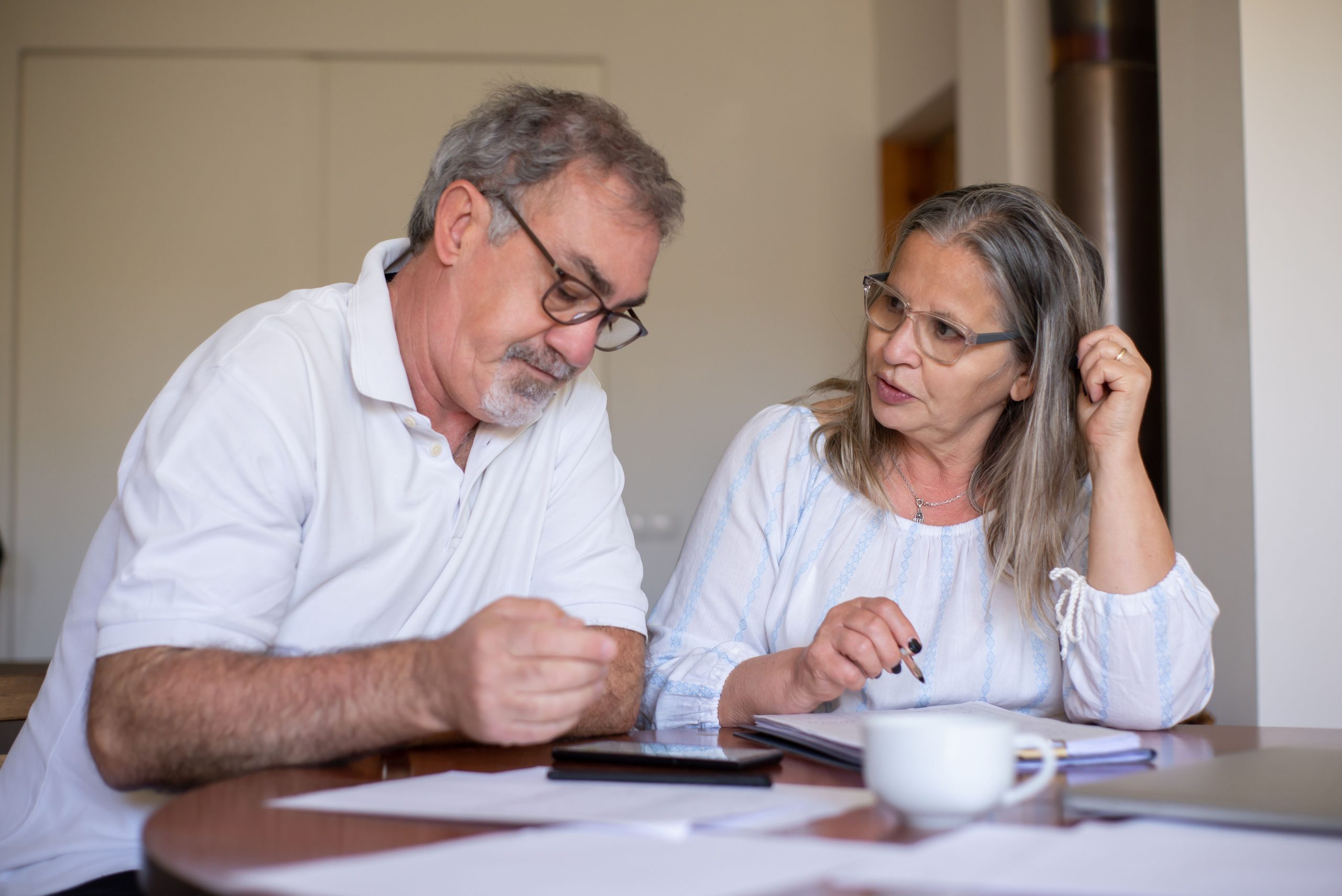 Couple senior gérant ses finances ensemble à la maison