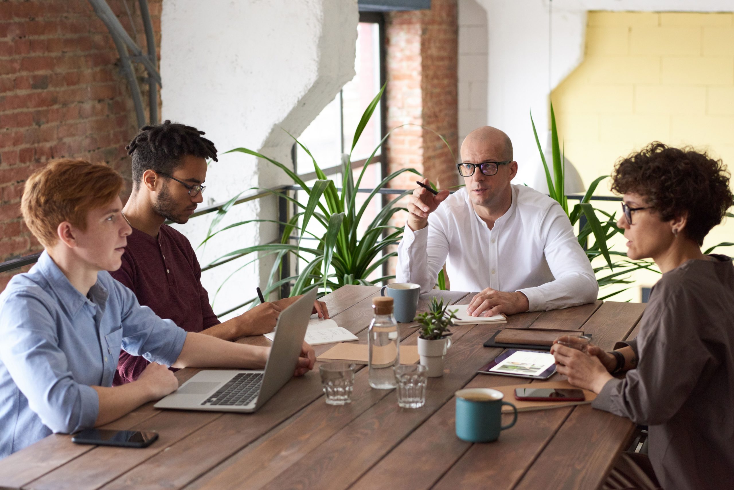 Collaborateurs en réunion autour table moderne
