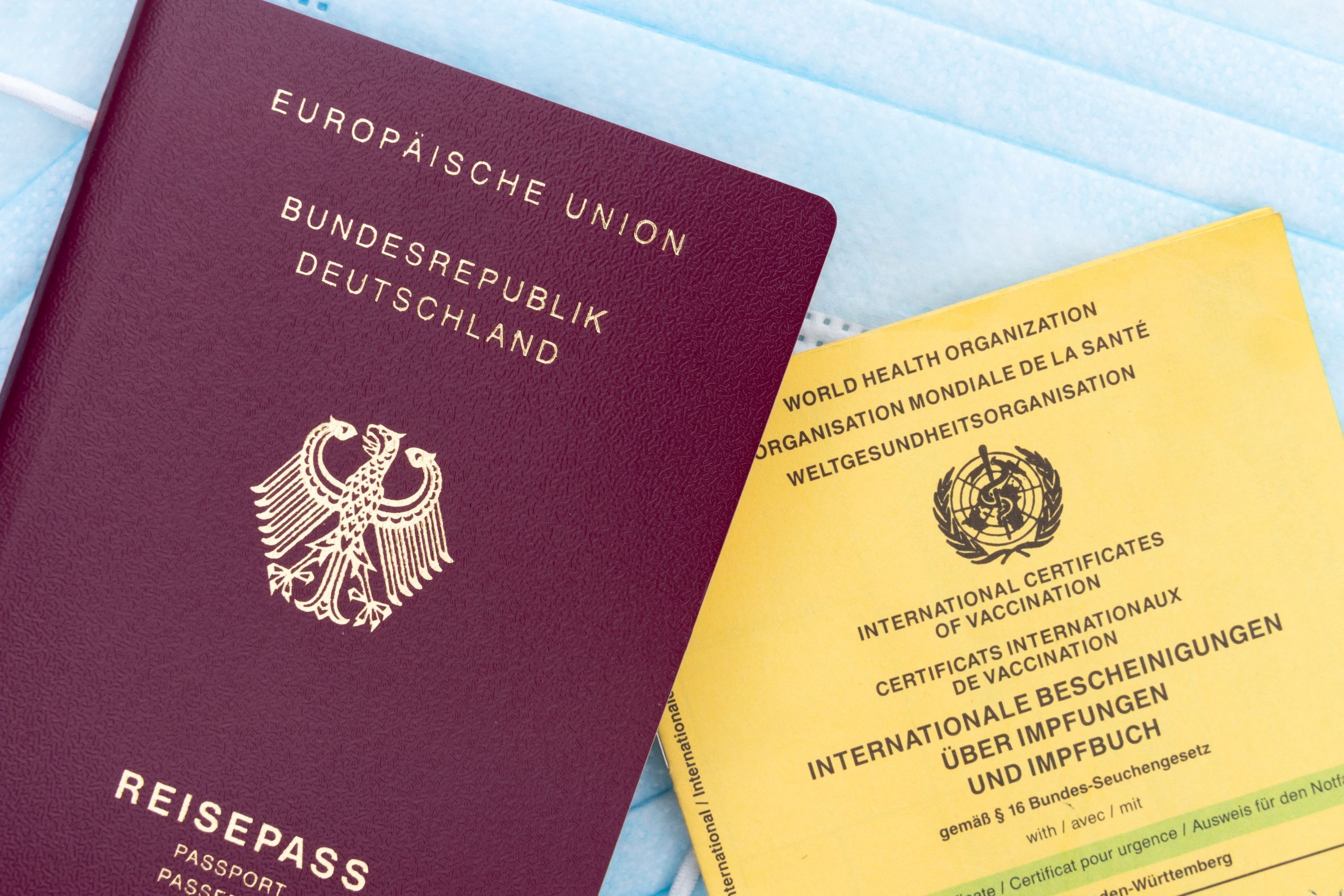 Passeport, carte vaccination et documents de voyage
